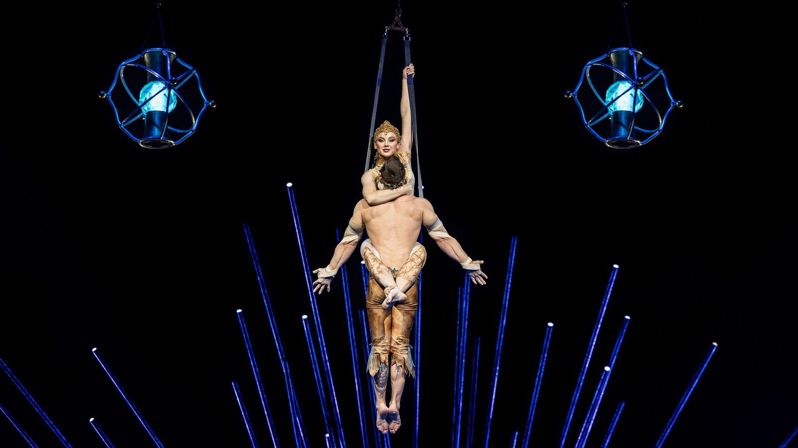 Las telas aéreas necesitan la máxima tensión física.