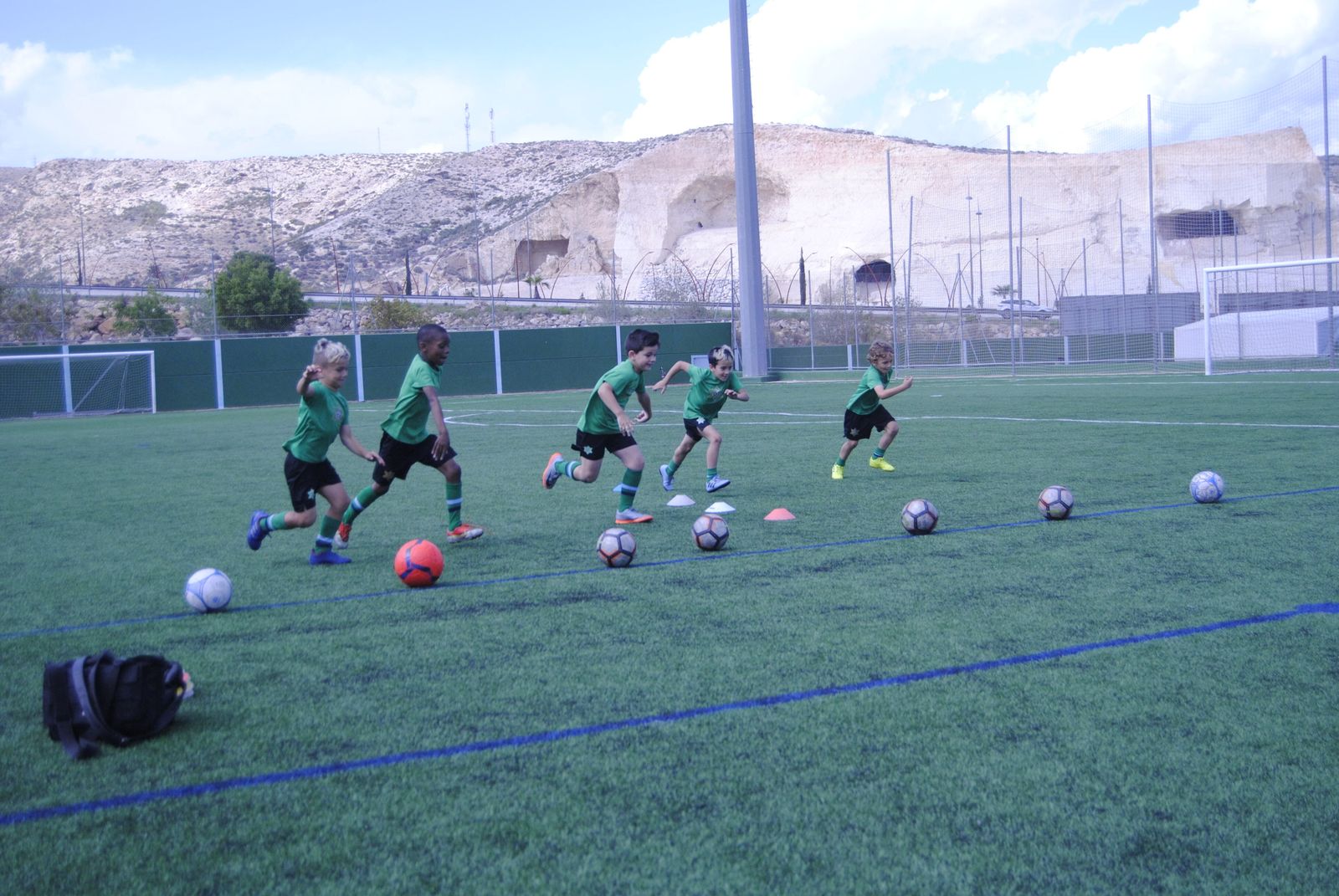 Los jugadores se disponen a chutar una tanda de faltas.