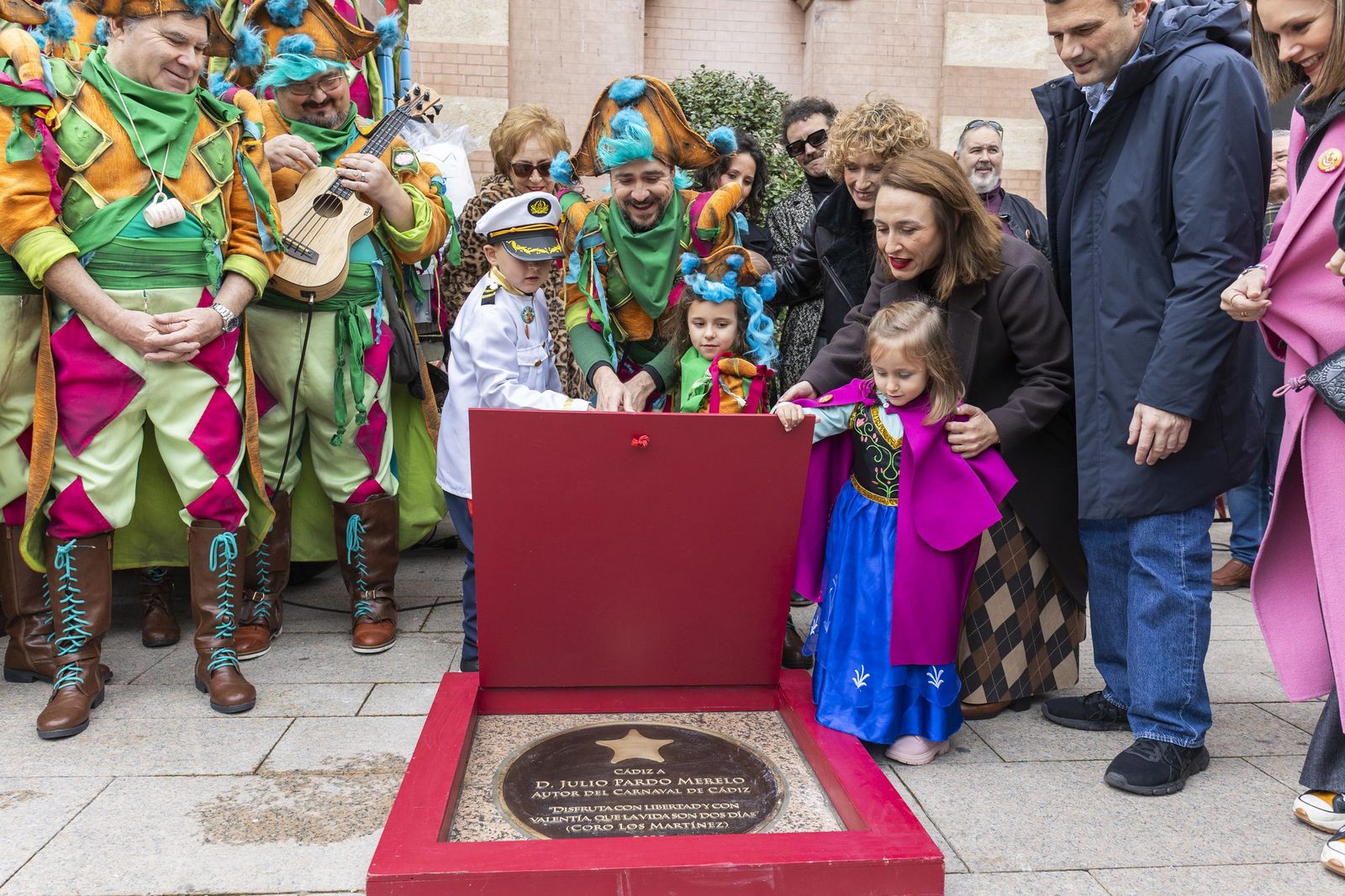 Las imágenes del acto de descubrimiento de la estrella dedicada a Julio Pardo en el Paseo de la Fama del Carnaval de Cádiz