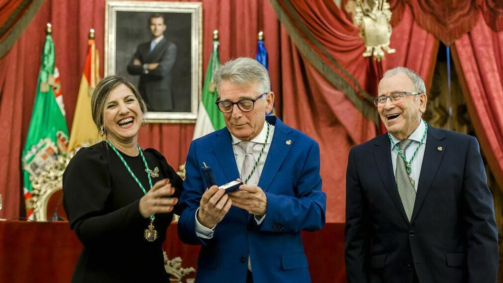 Cabaña, rodeado por Irene García y  Gervasio Hernández Palomeque en el acto de este miércoles.