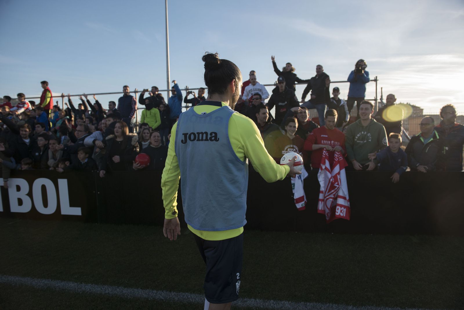 Chico se dirige a los aficionados en un entrenamiento a puerta abierta durante la Navidad.