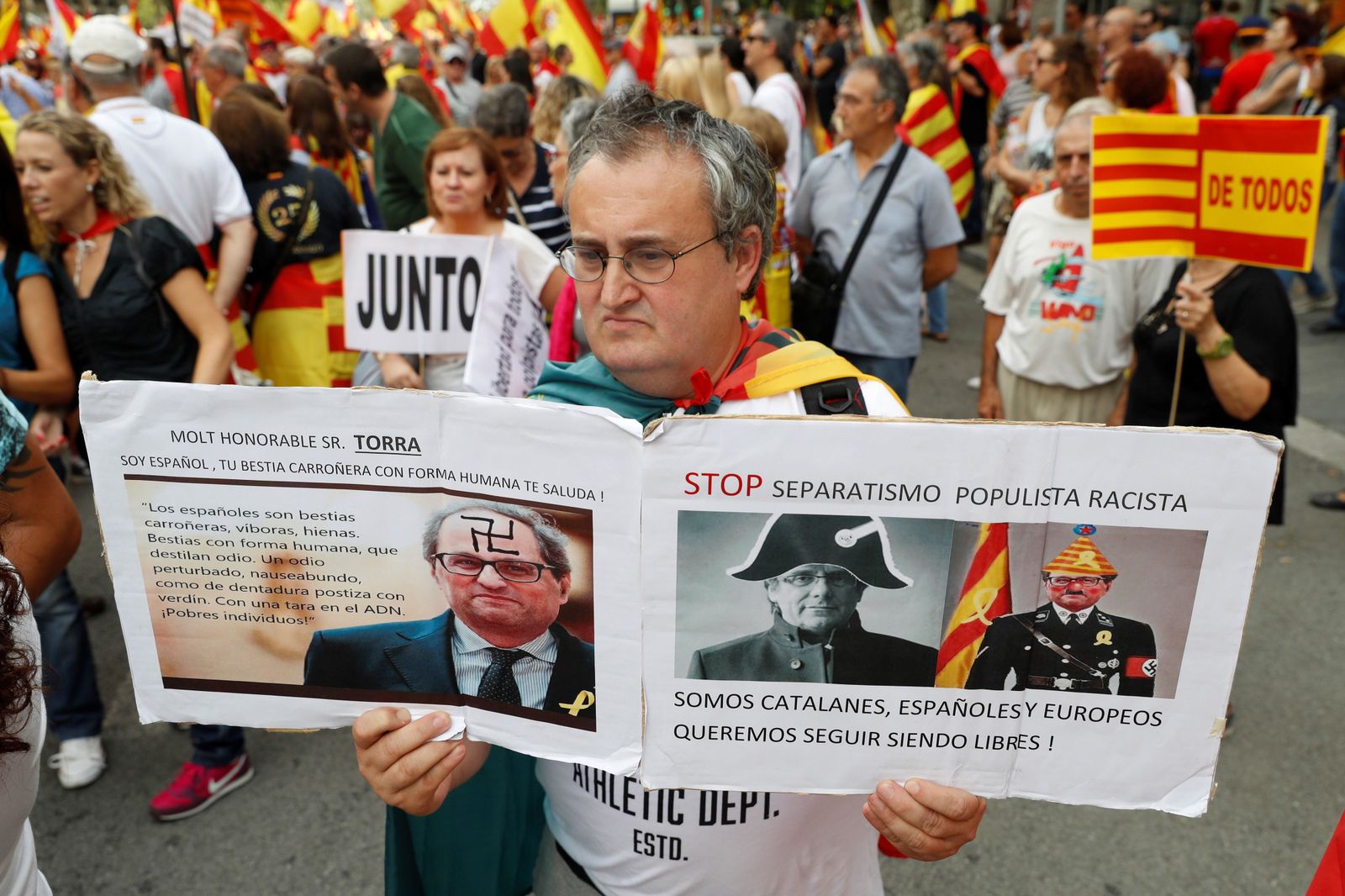 Una persona muestra un cartel durante la manifestación por la unidad celebrada ayer en Barcelona.
