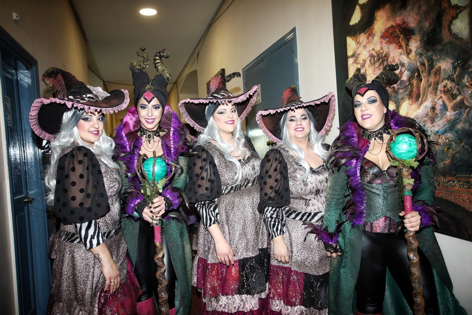 Las 'compasistas' del coro con 'Al sonar la doce' en camerinos.