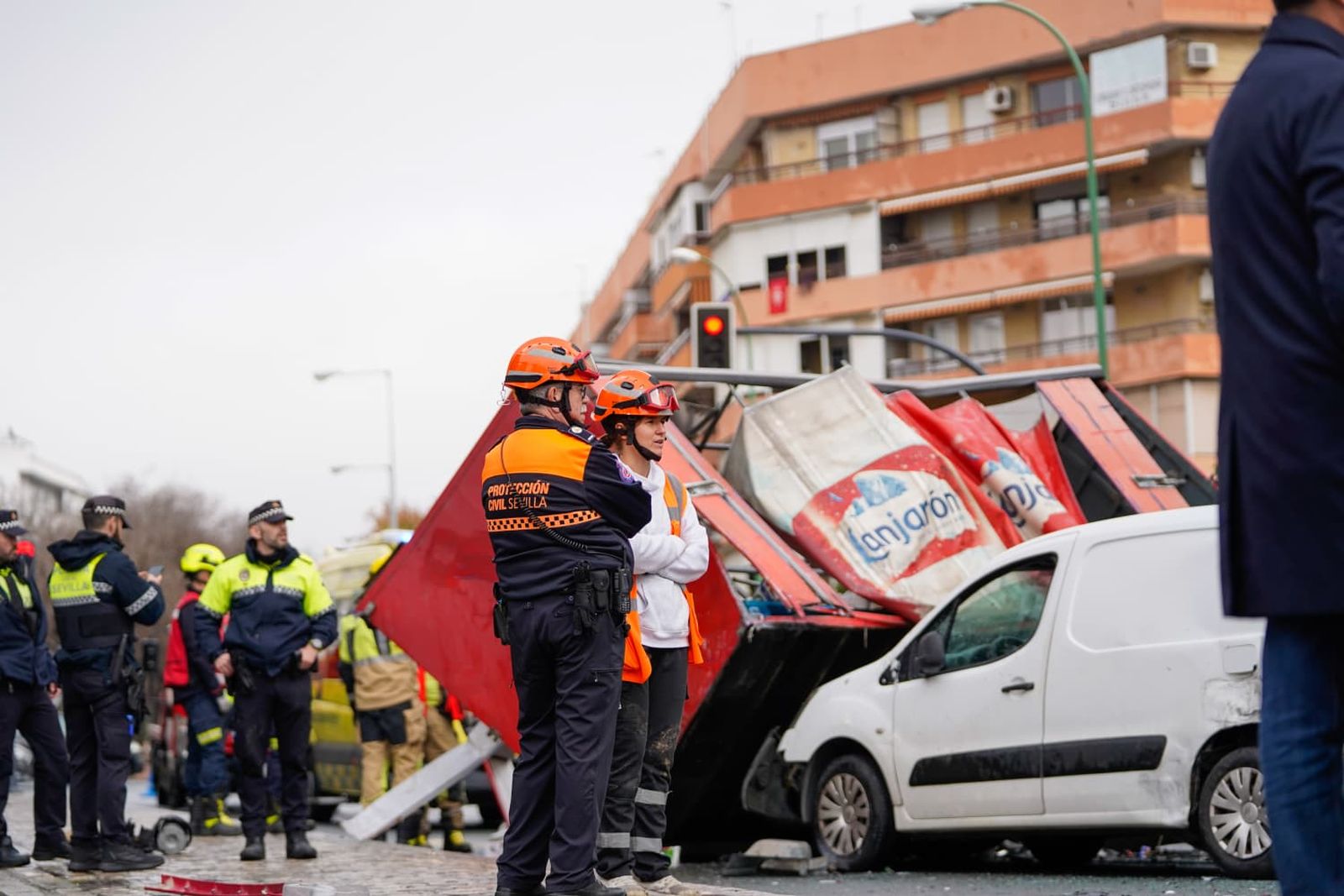 Las fotos del accidente múltiple entre un autobús de Tussam y un camión en Sevilla