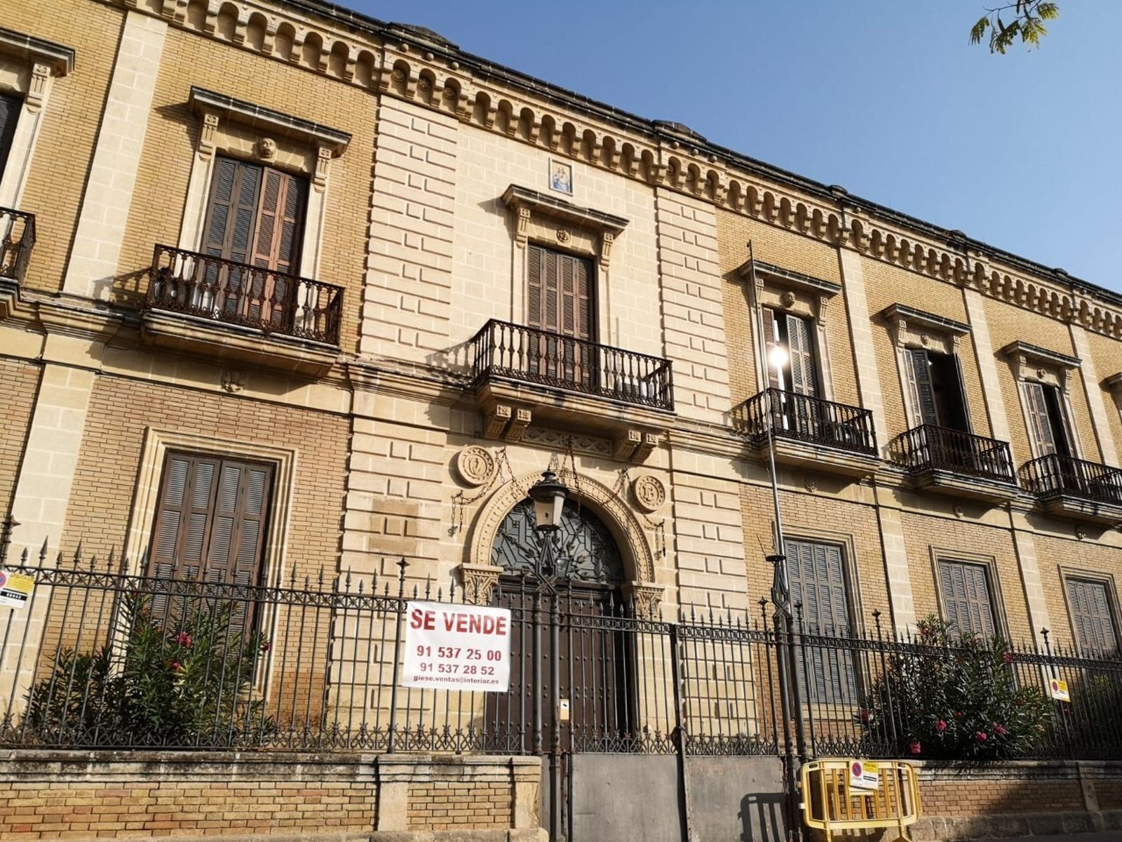 El cartel de 'Se vende' en el Palacio de los Condes de Puerto Hermoso, sede de la antigua comisaría de policía