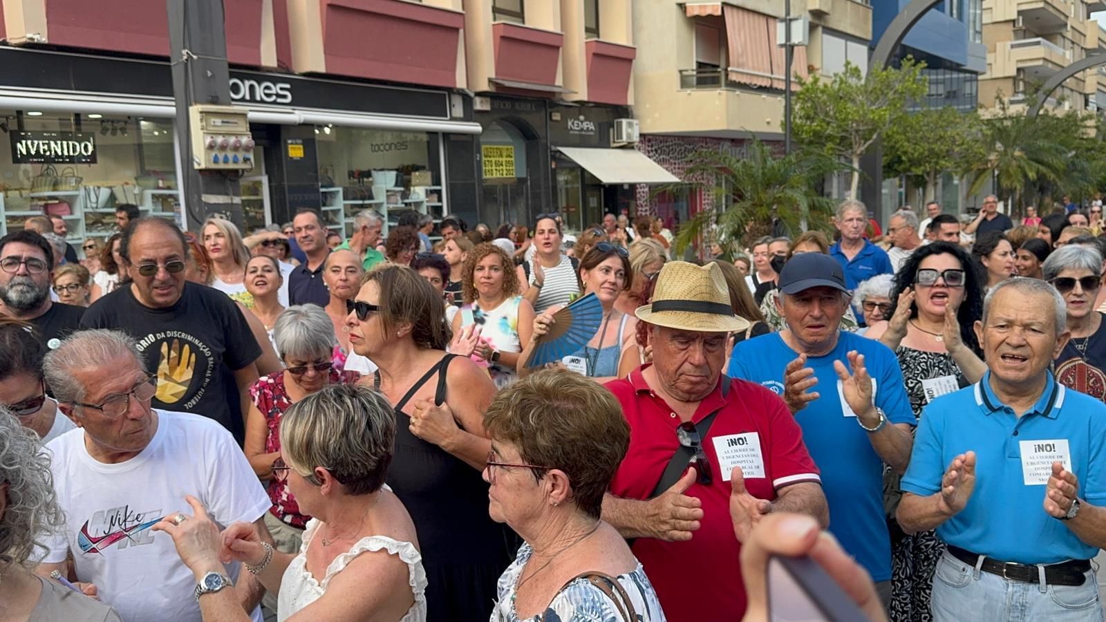 Multitud de personas se han concentrado para reivindicar mejoras en el servicio de Urgencias