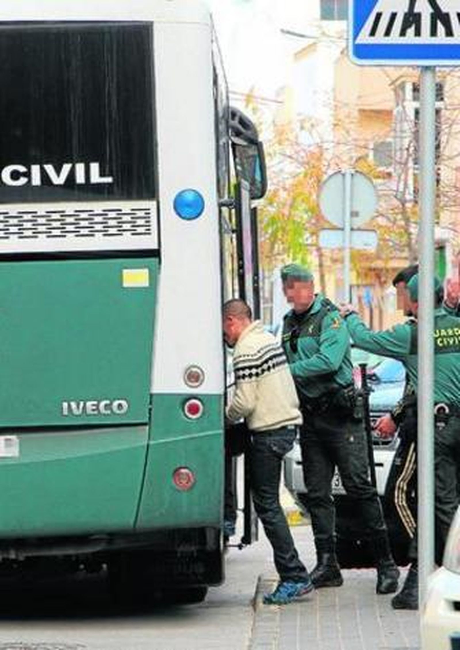 Uno de los detenidos en Chiclana a principios de semana es introducido en el furgón de la Guardia Civil