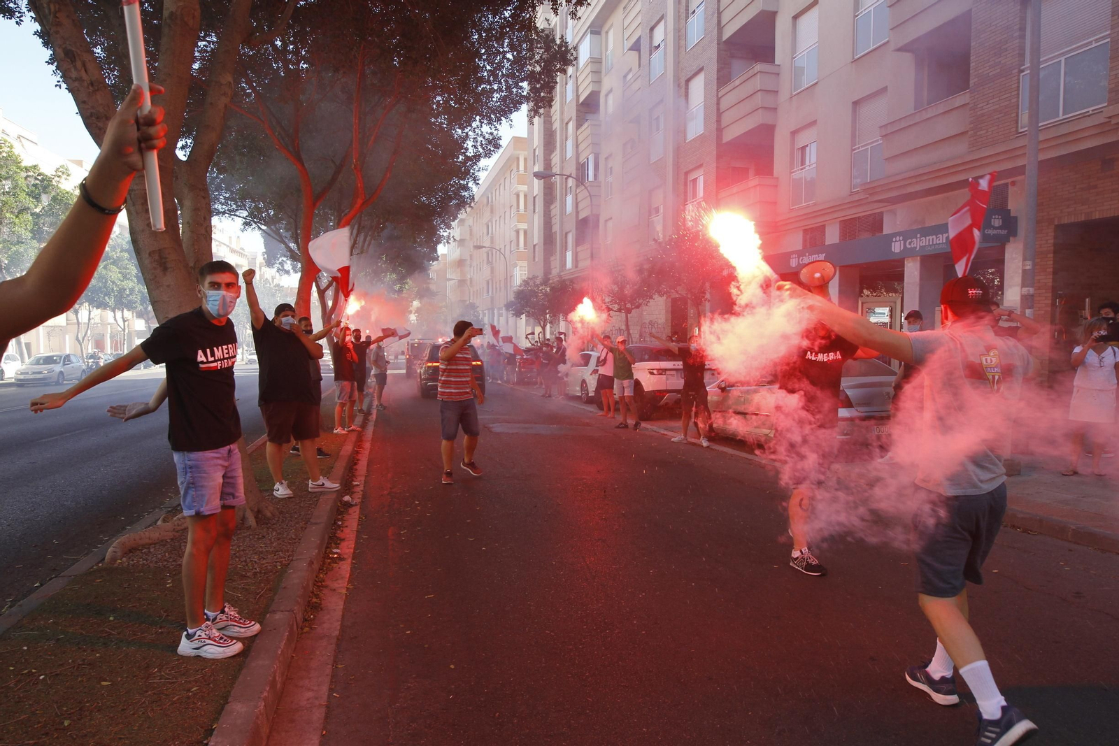 Fotogalería de la afición del Almería antes del partido ante el Girona