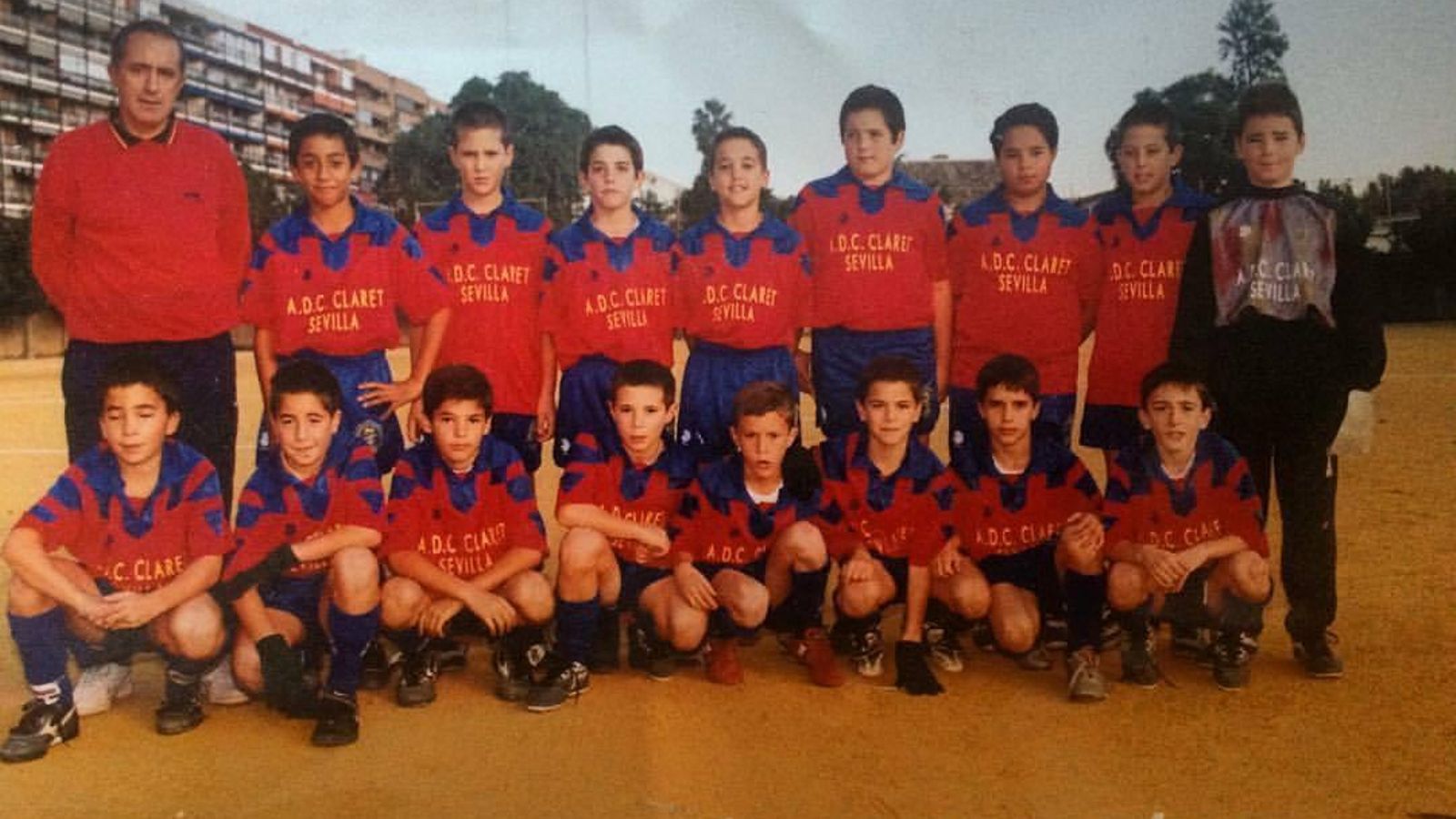 Aguado, agachado el tercero por la izquierda, en el equipo del colegio Claret.