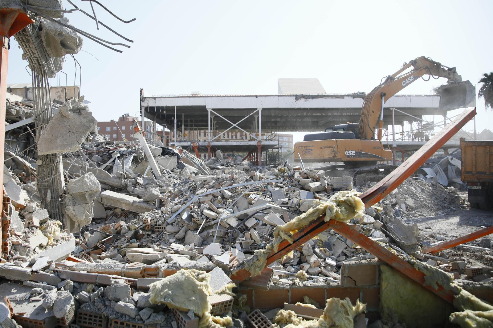 En la estación intermodal de Almería ya solo quedan escombros. Las imágenes