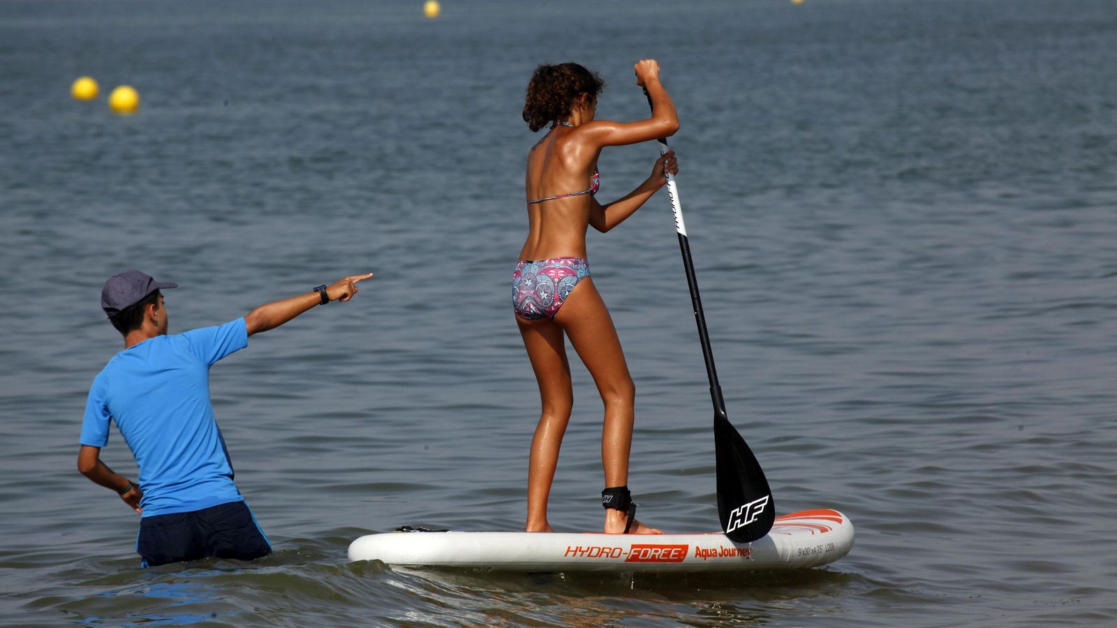 Es recomendable practicas pádel surf en compañía de otras personas