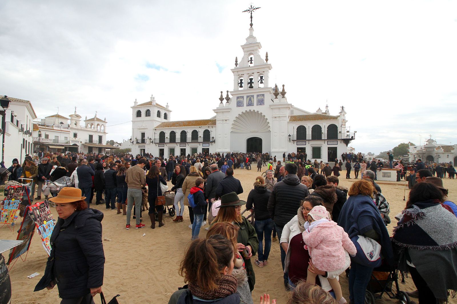 El Rocío celebra La Candelaria con la presentación de los niños a la Virgen, en imágenes
