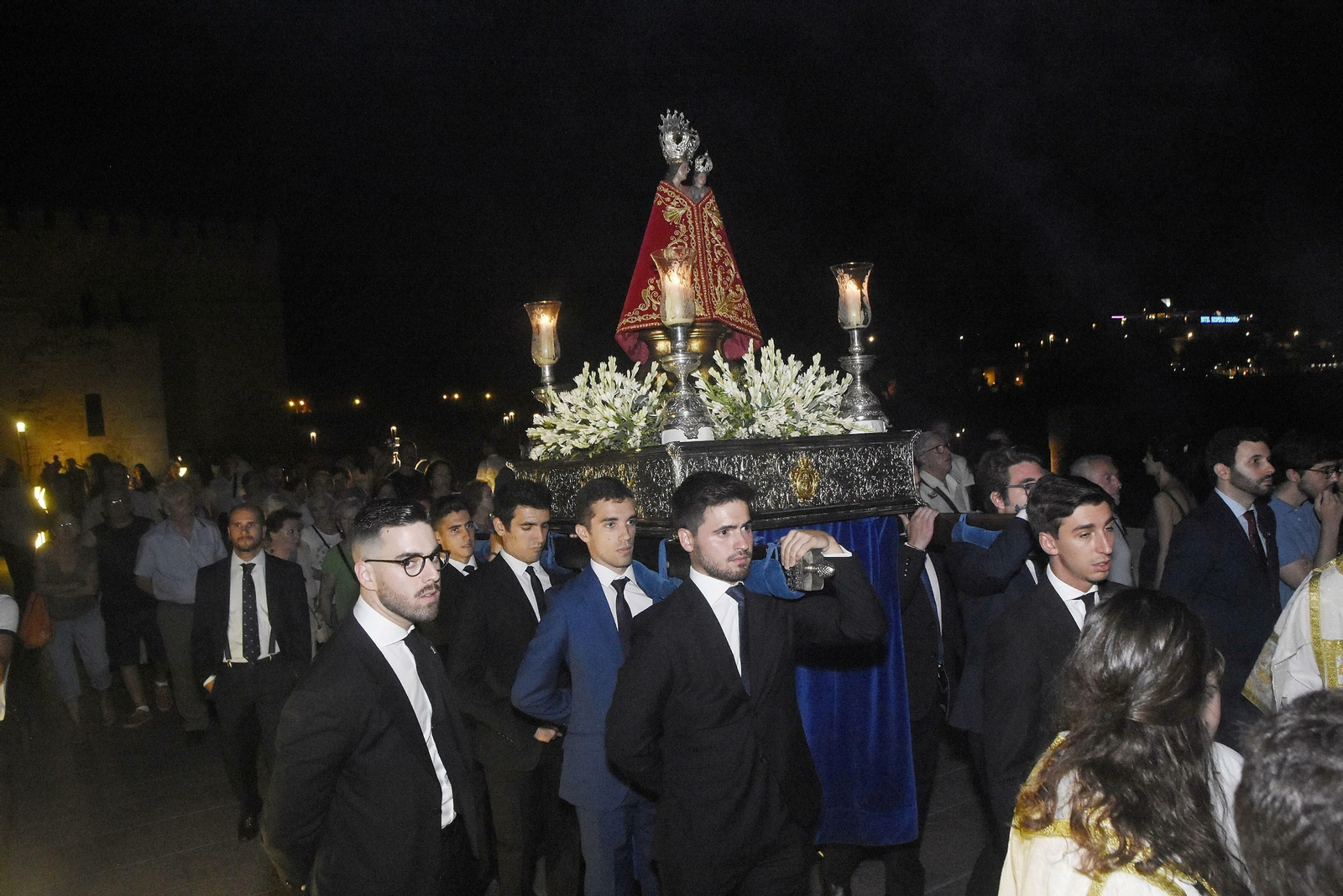 La Virgen de la Fuensanta, a su paso por el Puente Romano.