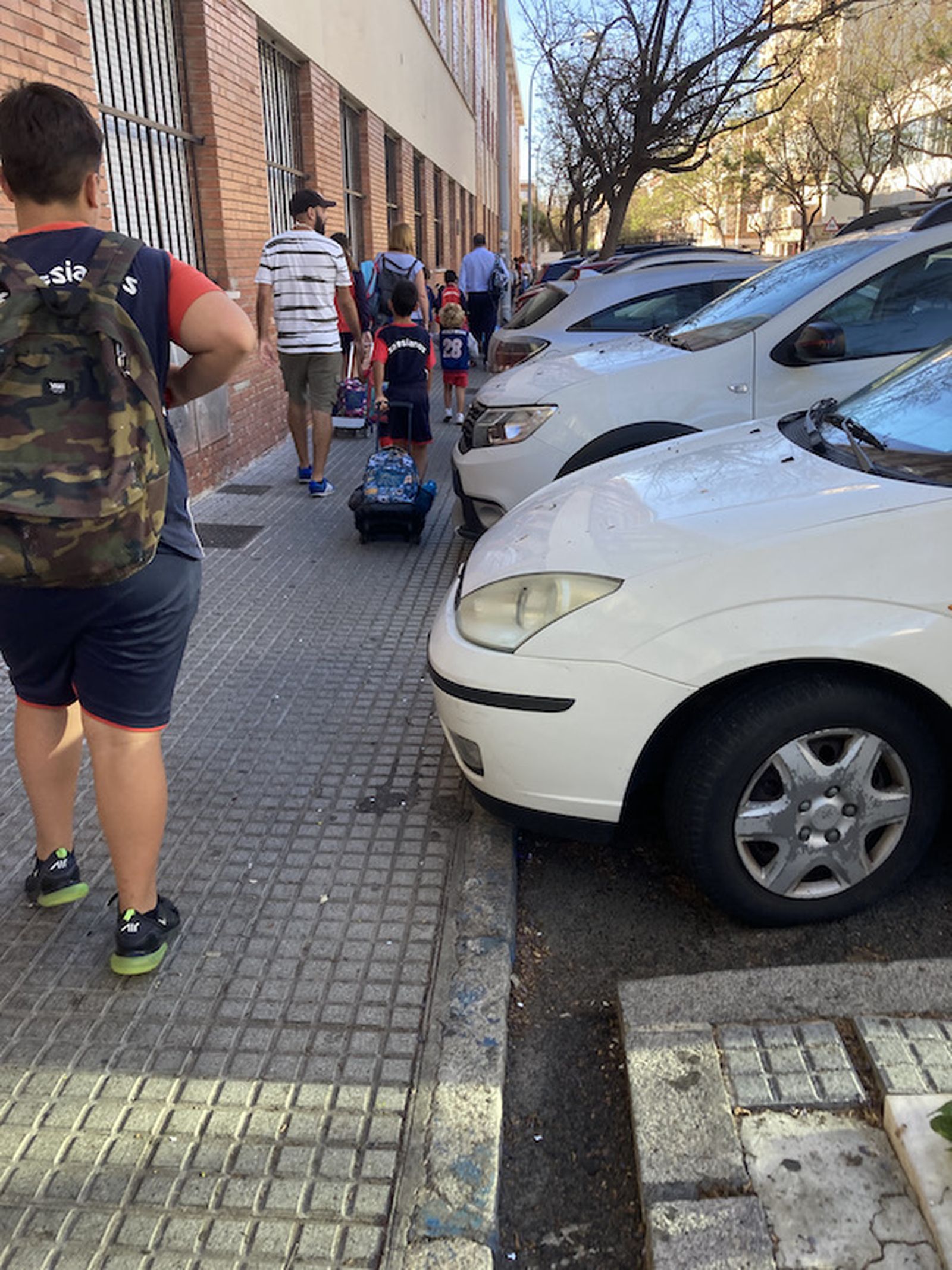 Así son los complicados accesos a los colegios de Cádiz