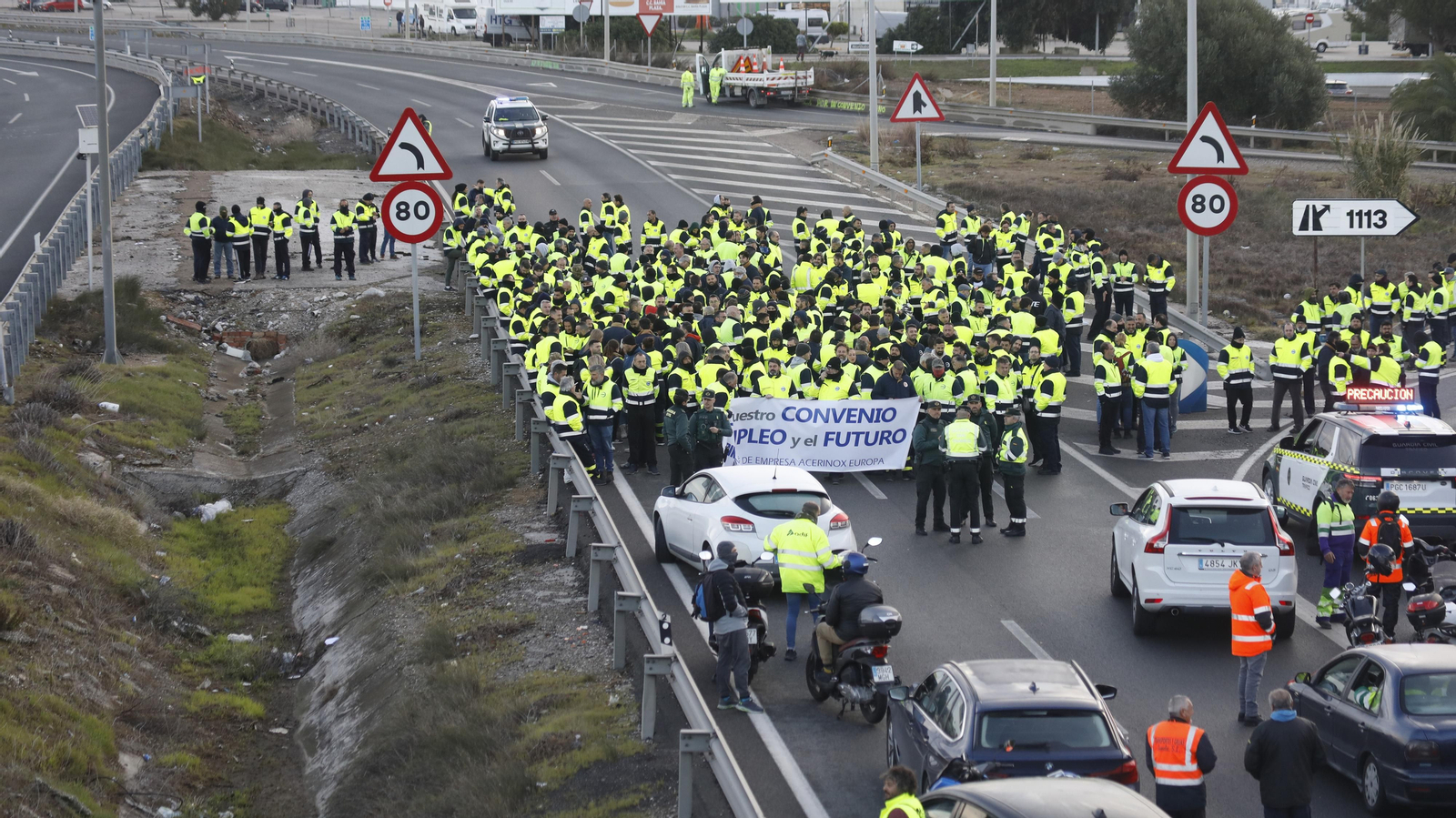 Imágenes del corte de la A-7 por los trabajadores de Acerinox en huelga, este viernes