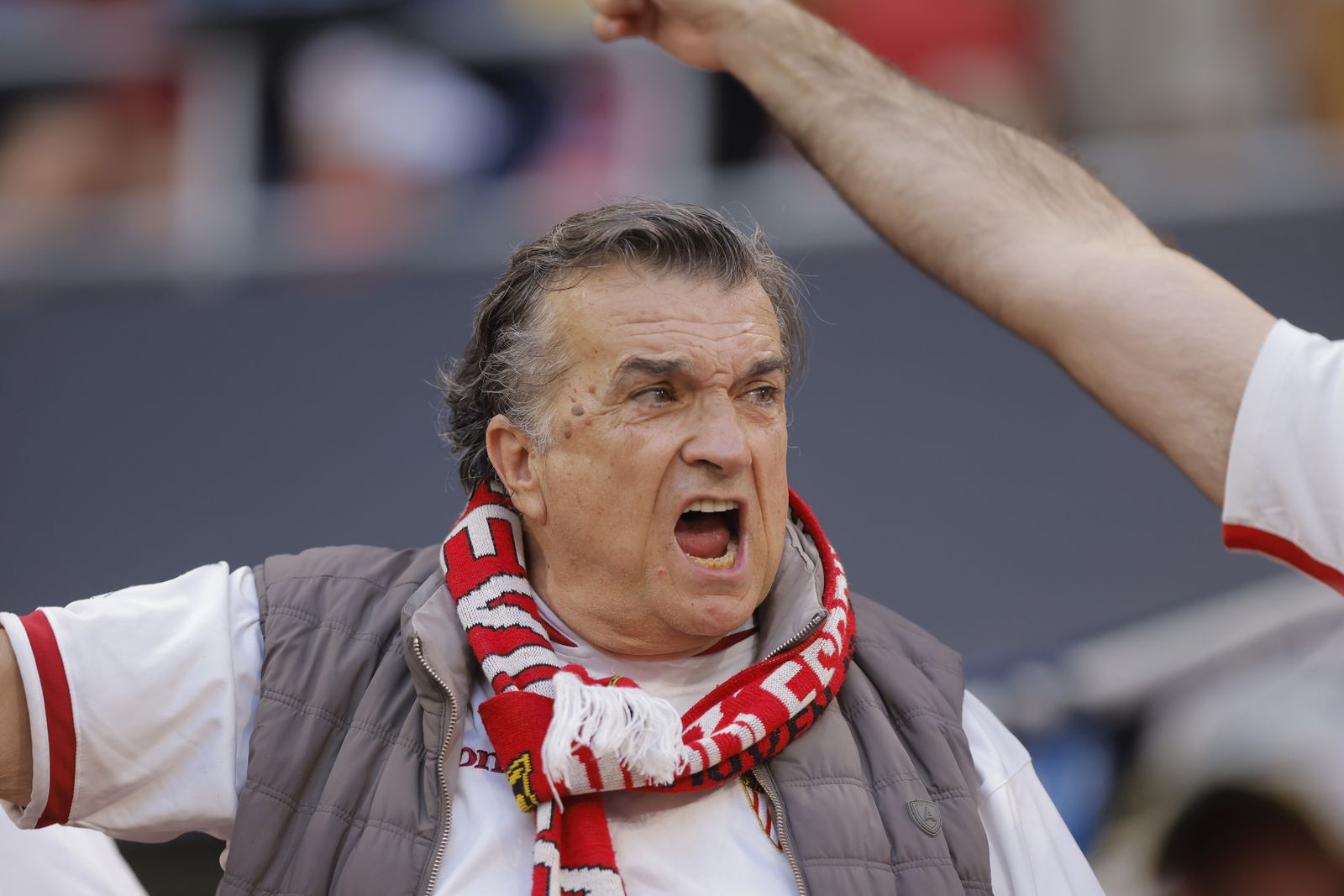 Búscate en las fotos del Sevilla-Roma