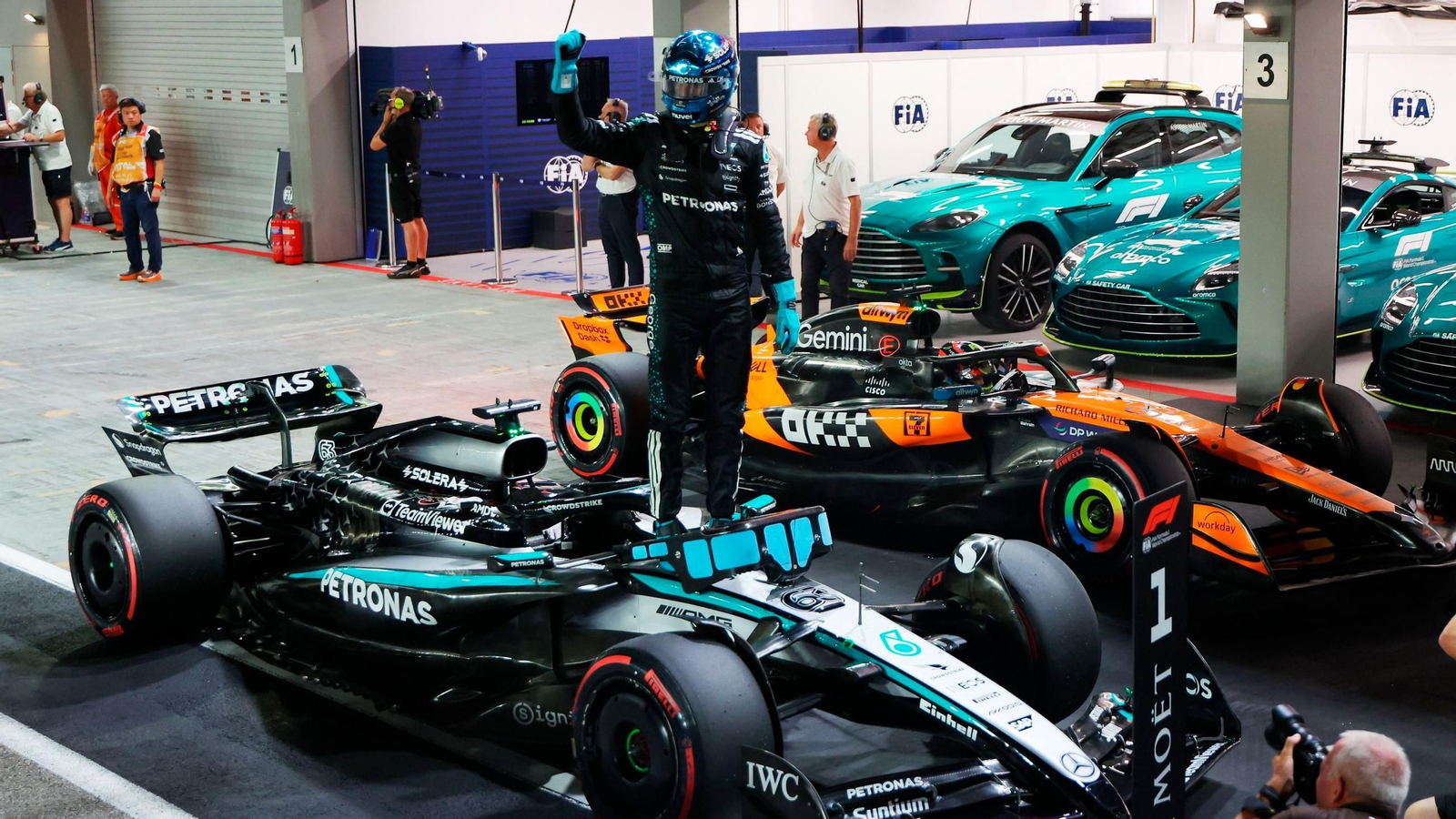 El piloto de Mercedes George Russell celebra la Pole conseguida en Singapur.