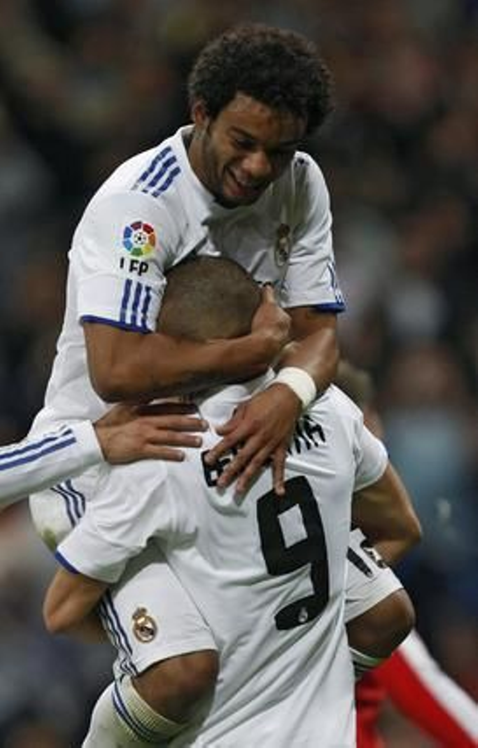Vieira se abaraza a Benzema.

Foto: Reuters