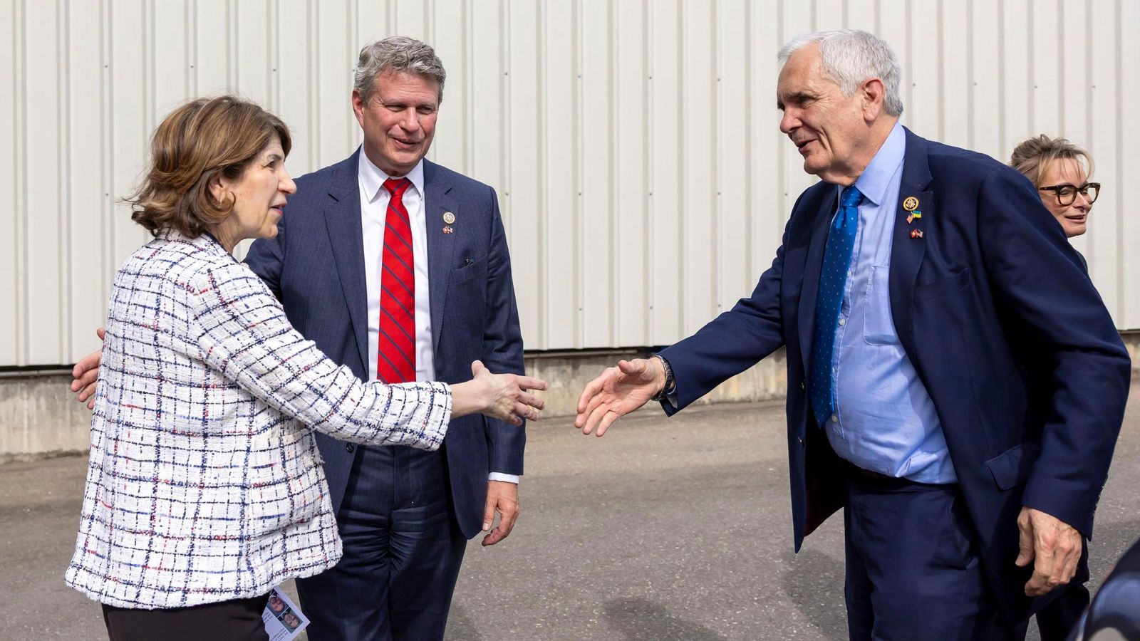 Fabiola Gianotti, directora general del CERN, recibe a los miembros de la Cámara de Representantes de EEUU Bill Huizenga y Lloyd Doggett durante una visita a las instalaciones del CERN, en Meyrin, cerca de Ginebra.