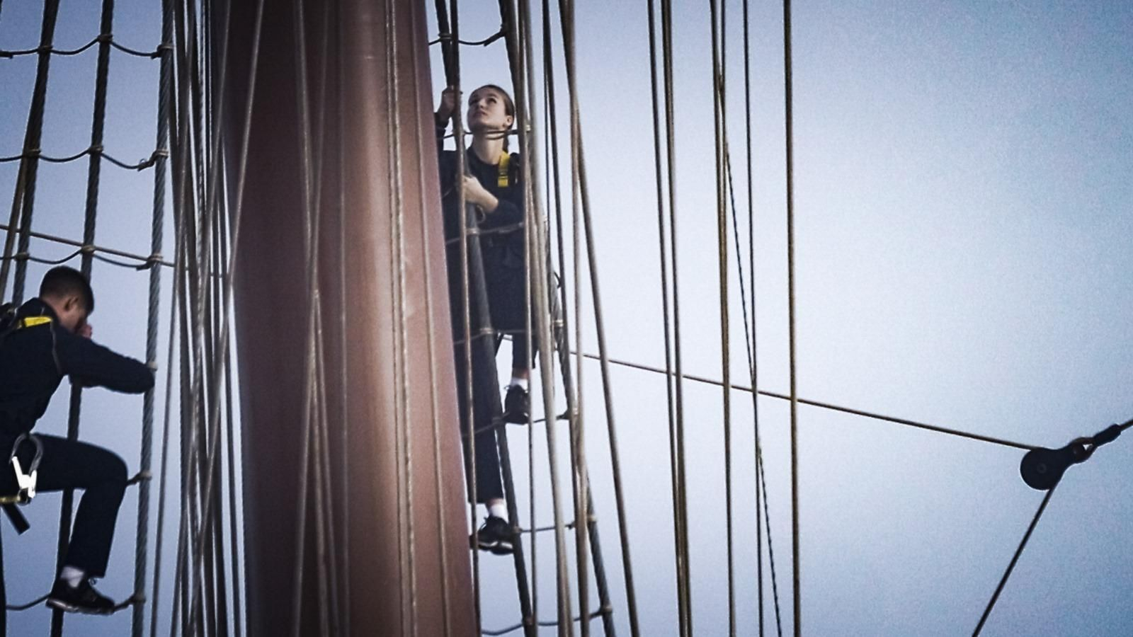 Así ha sido la subida de la Princesa Leonor a uno de los palos del 'Elcano' en Cádiz
