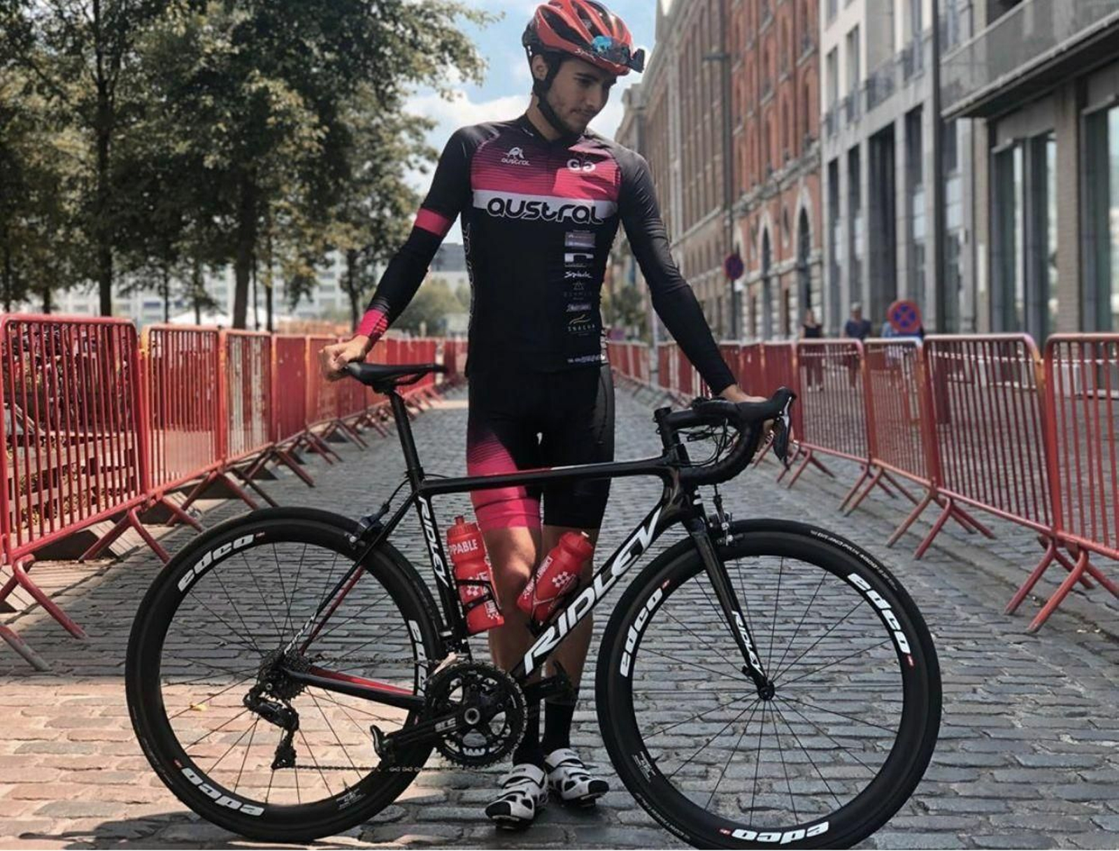 Alberto posa con su bicicleta antes de la competición. Alberto posa con su bicicleta antes de la competición.