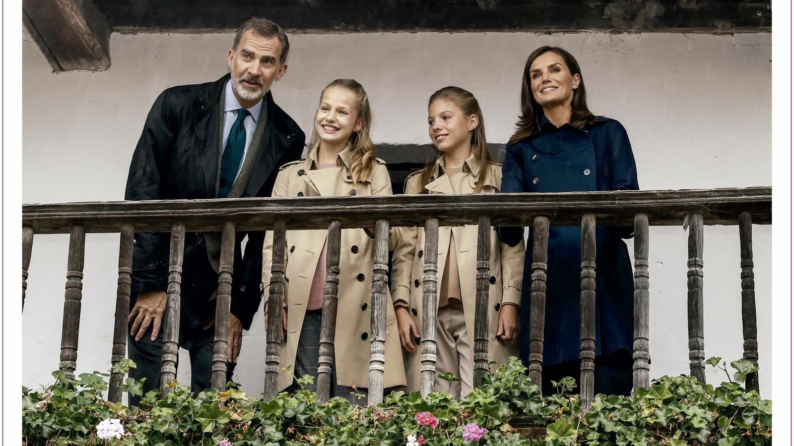 Posado navideño de los Reyes, la Princesa de Asturias y la infanta Leonor, que es una foto de su viaje a Asturias en octubre.