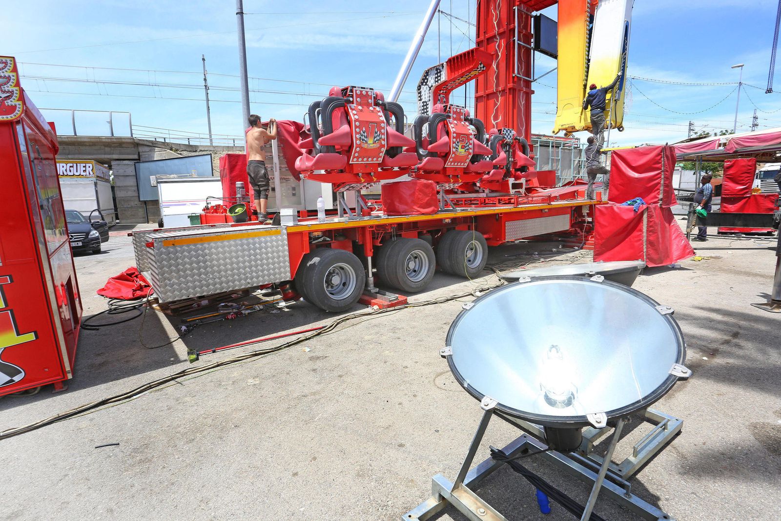 Una de las atracciones, en el momento de ser desmontada en la mañana de ayer.