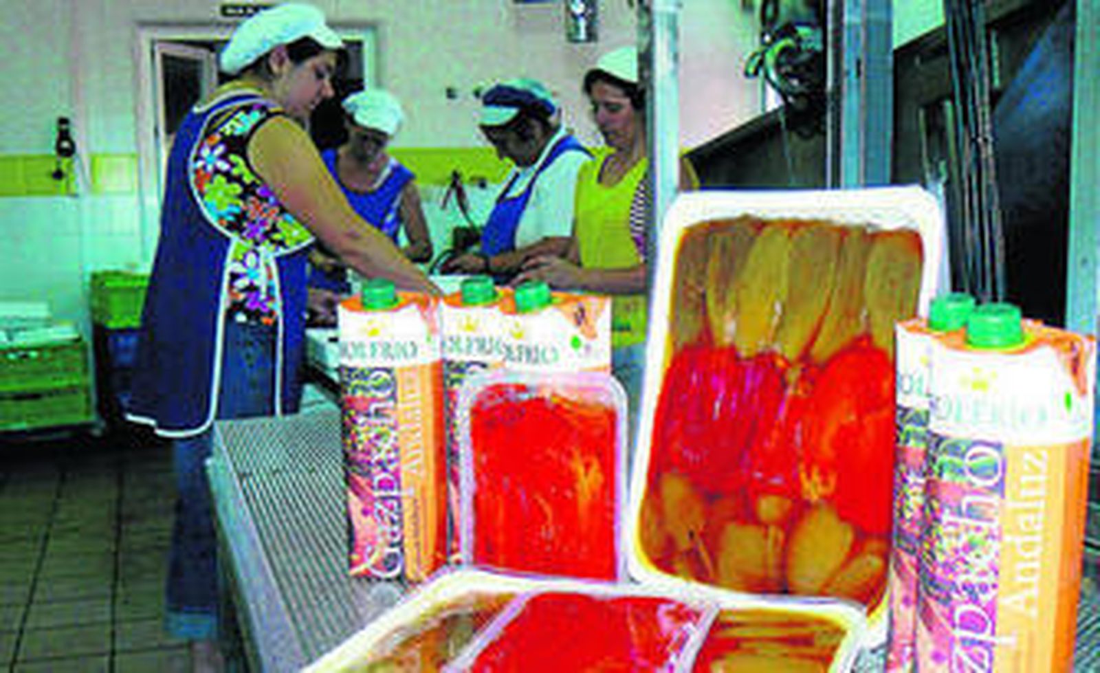 Operarias de Alimentaria Andarax trabajan en las instalaciones de la empresa, en Fondón.