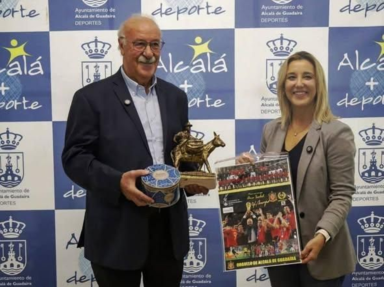 Vicente del Bosque y Ana Isabel Jiménez Contreras, alcaldesa de Alcalá, en la presentación.
