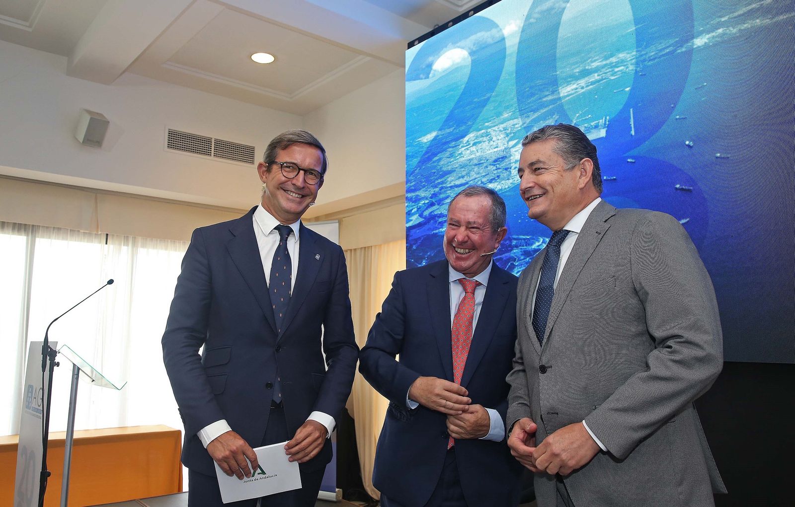 Jorge Paradela, consejero de Industria, Energía y Minas; Antonio Moreno, presidente de la AGI, y Antonio Sanz, consejero de la Presidencia, el pasado día 11, en la presentación de la Memoria de la AGI.