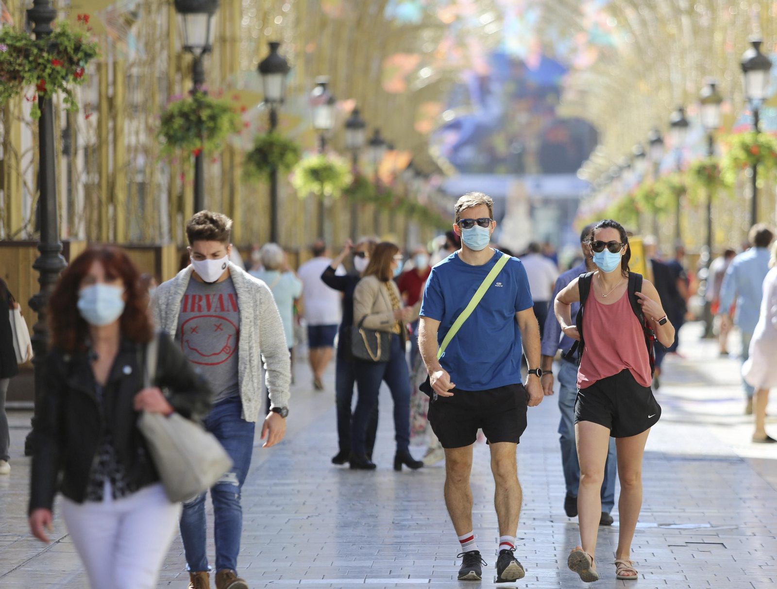 Gente paseando por la calle Larios.