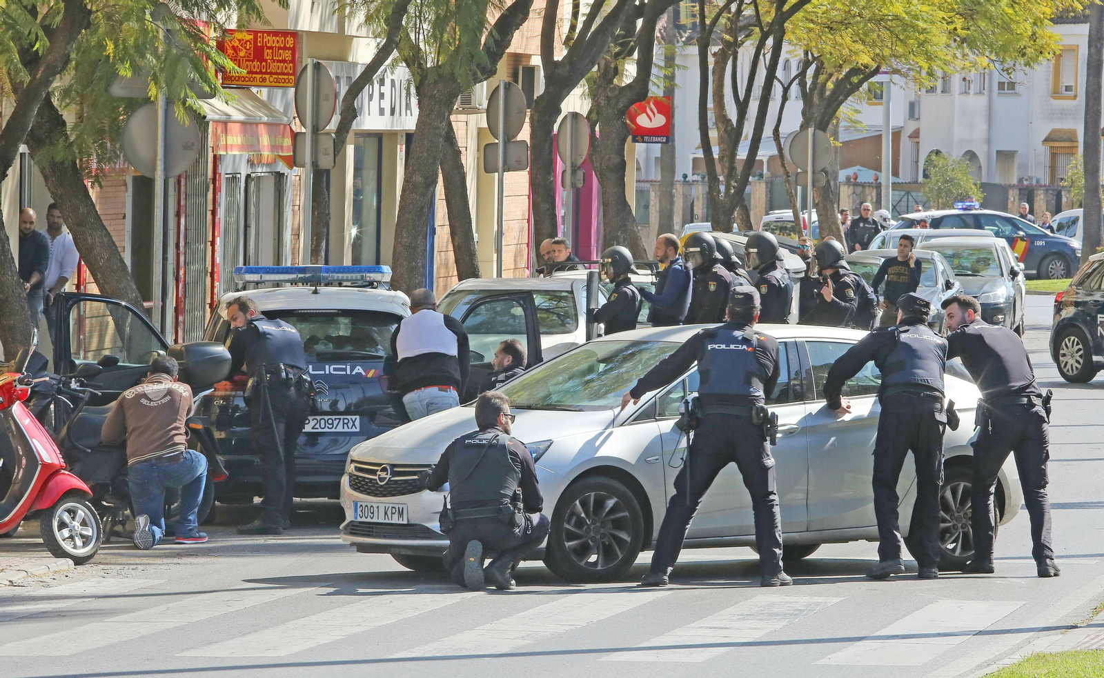 Imágenes del intento de atraco y detención de dos delincuentes en la oficina  de La Caixa de la Avenida Puertas del Sur de Jerez