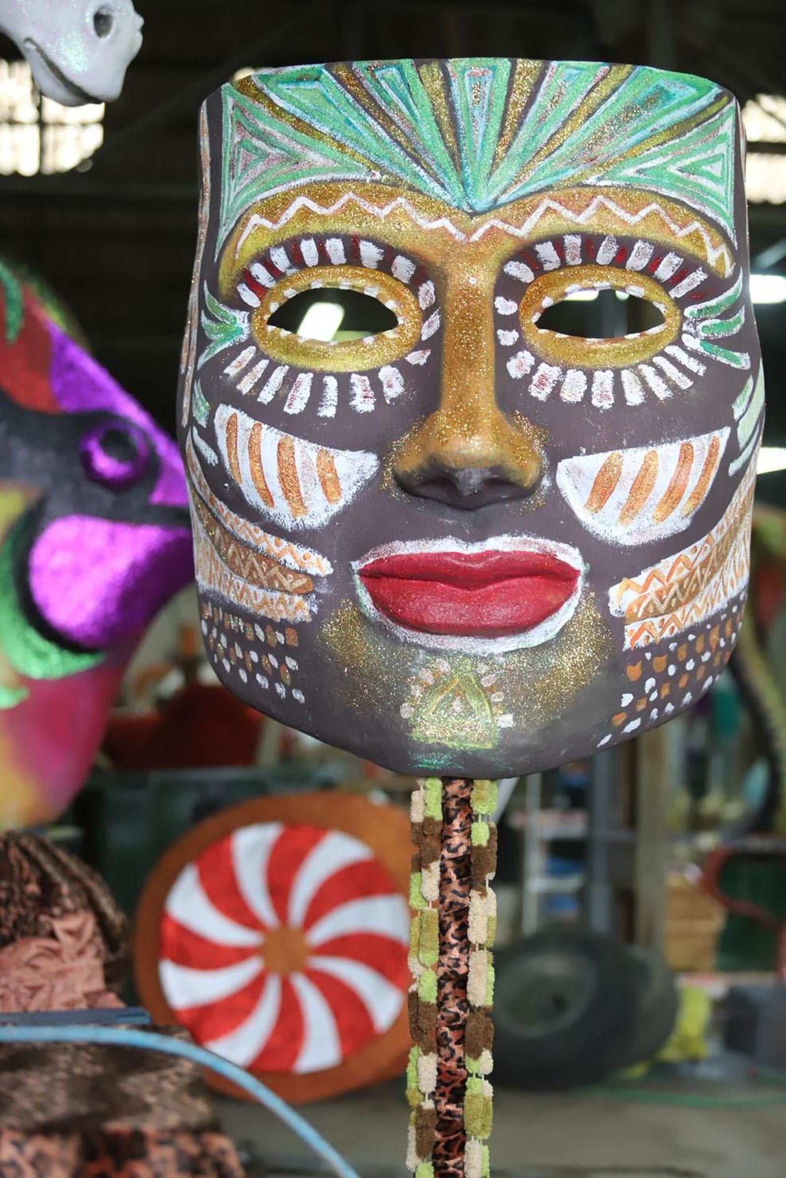 Imágenes de los preparativos de las carrozas de sus Majestades los Reyes Magos