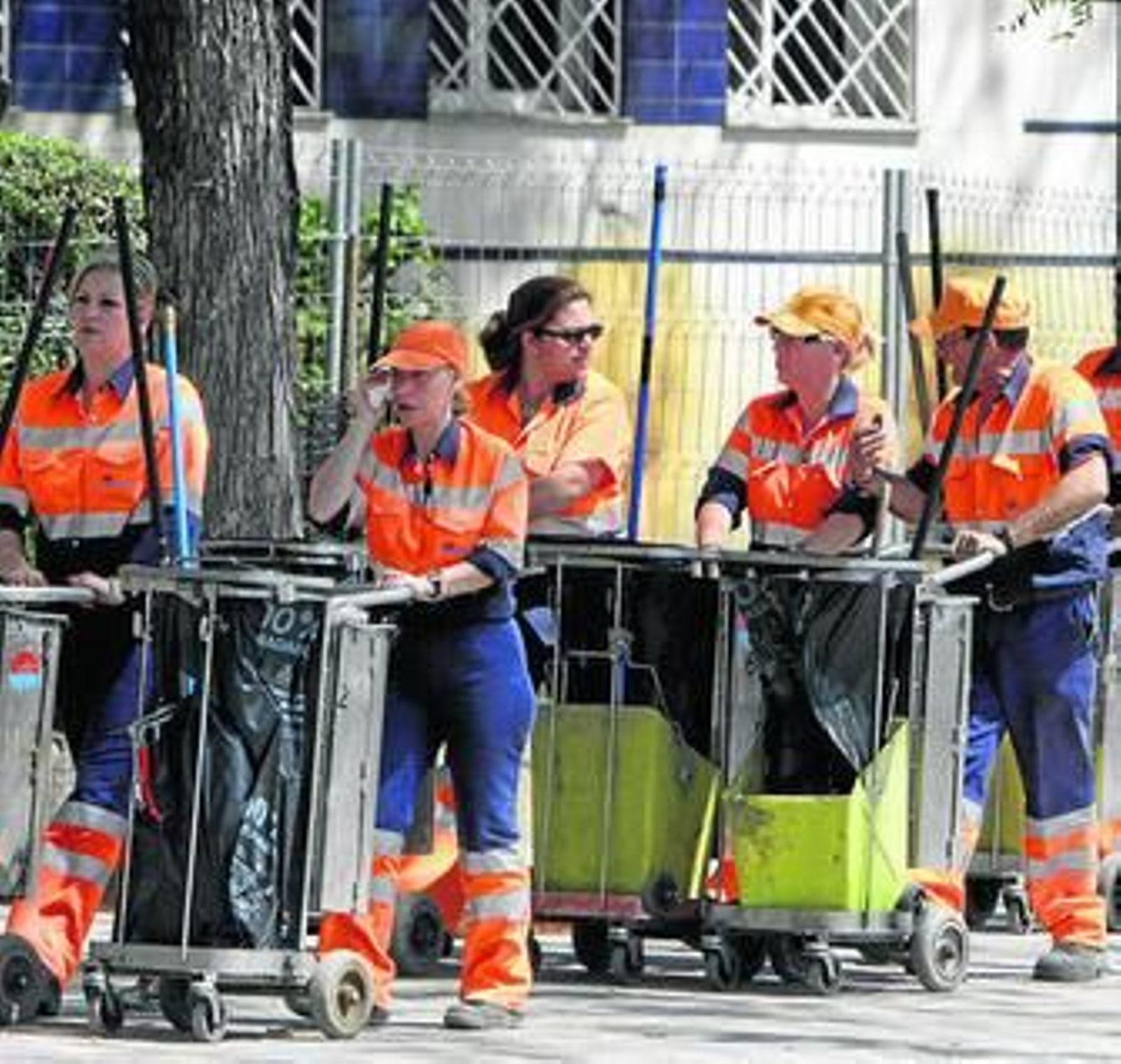 Un grupo de trabajadores de Lipasam, al inicio de su jornada laboral.