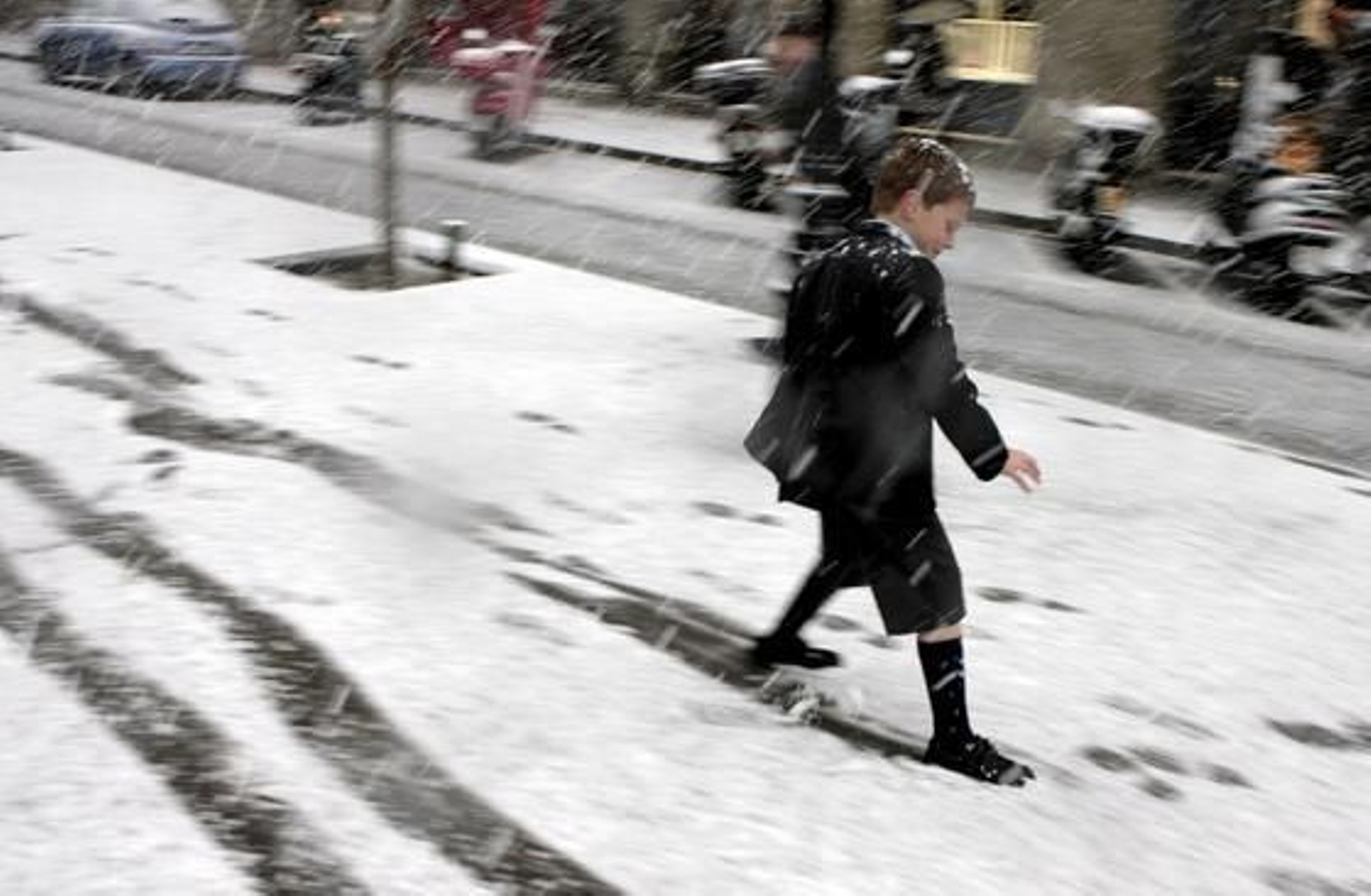 Una intensa nevada cubre Barcelona y a casi toda Cataluña. /EFE · AFP Photo · Reuters