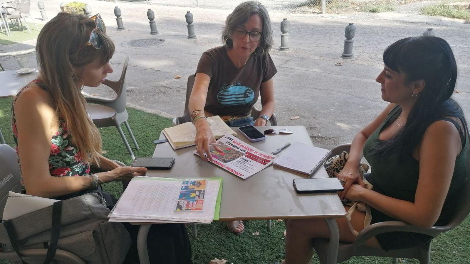 Reunión de la diputada de Adelante Andalucía, Begoña Iza, con la plataforma SOS el Fargue.
