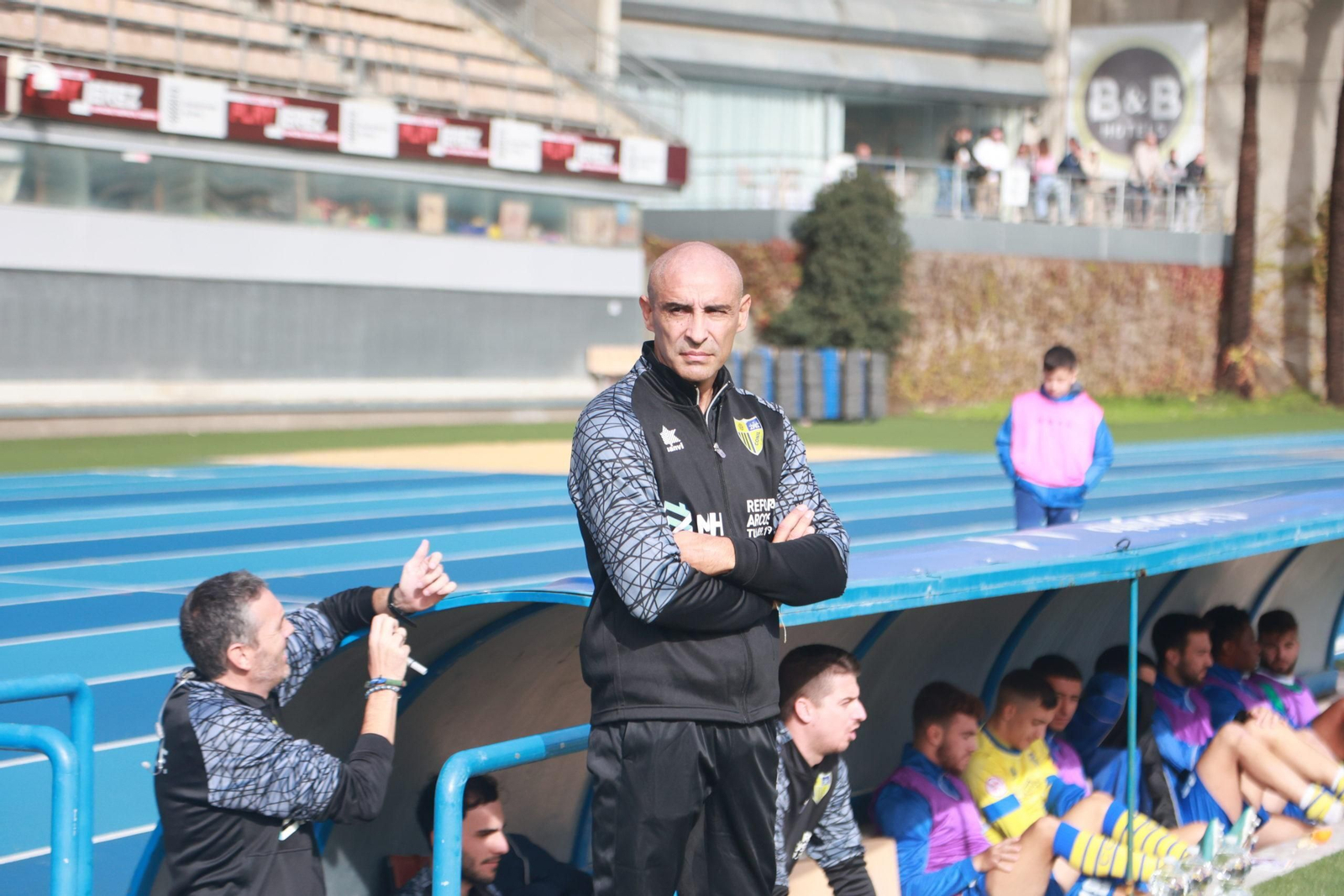 Jesule, entrenador del Conil, junto al banquillo de su equipo en Chapín la pasada semana.