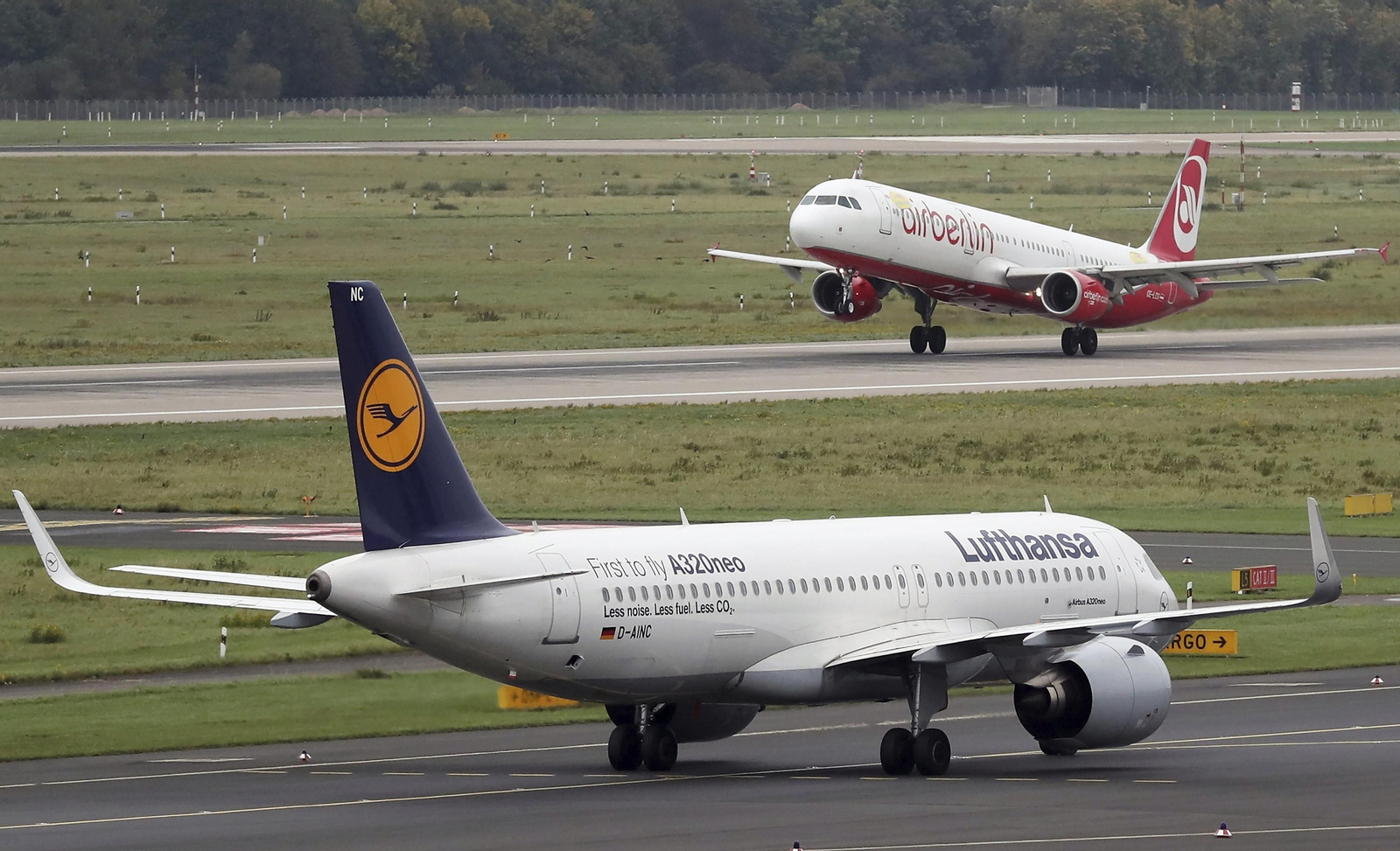 Dos aviones en el aeropuerto de Düsseldorf