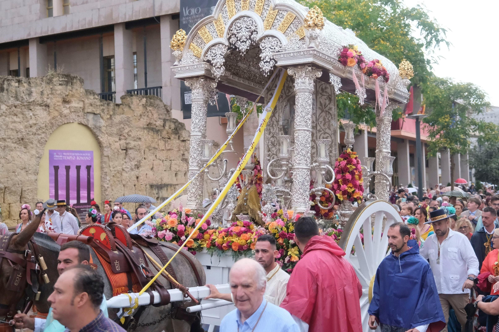 La salida bajo la lluvia de la Hermandad del Rocío de Córdoba, en imágenes