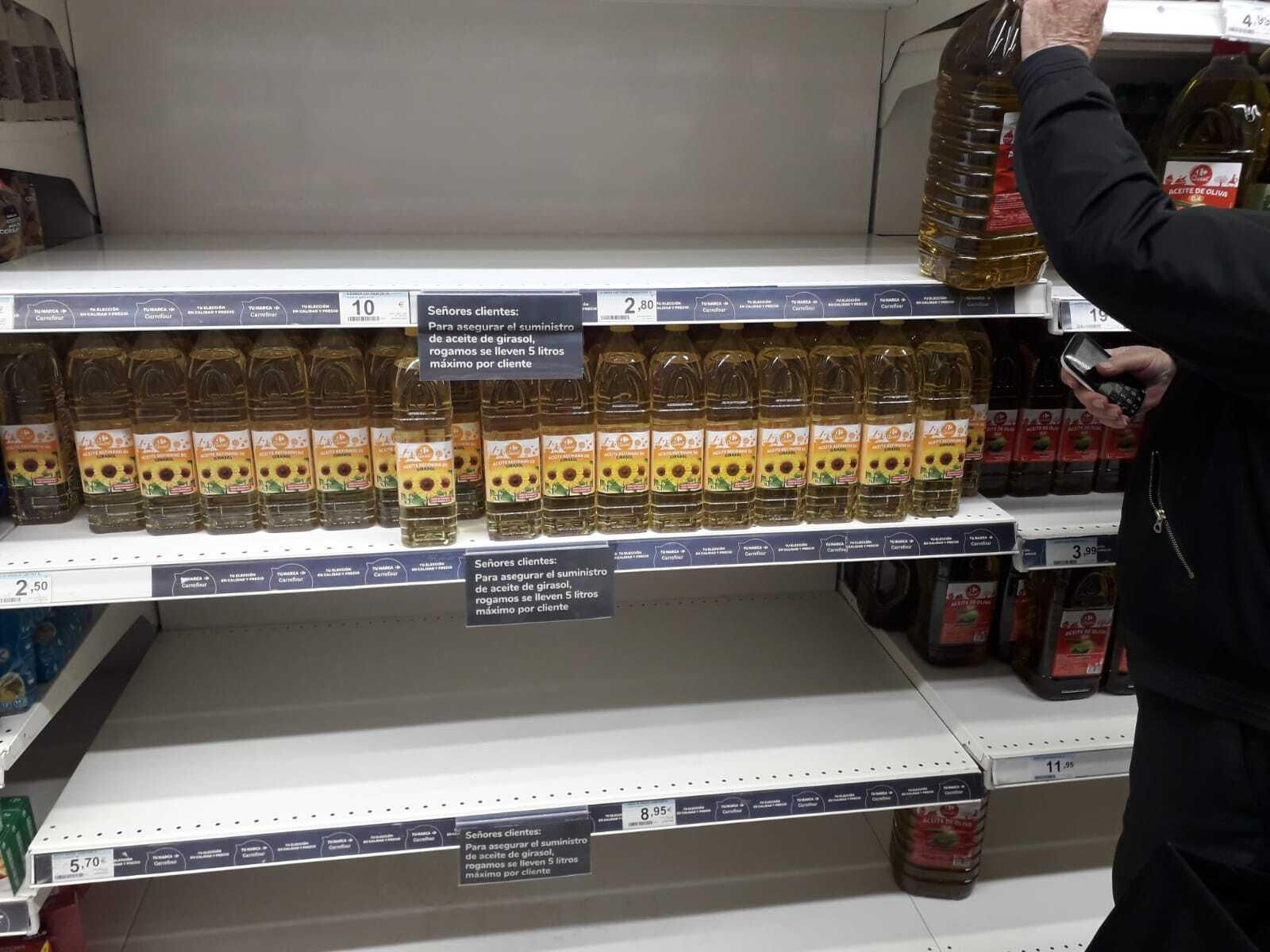Anuncio con la limitación de la cantidad aceite de girasol disponible para cada cliente por la escasez del producto. Anuncio con la limitación de la cantidad aceite de girasol disponible para cada cliente por la escasez del producto.