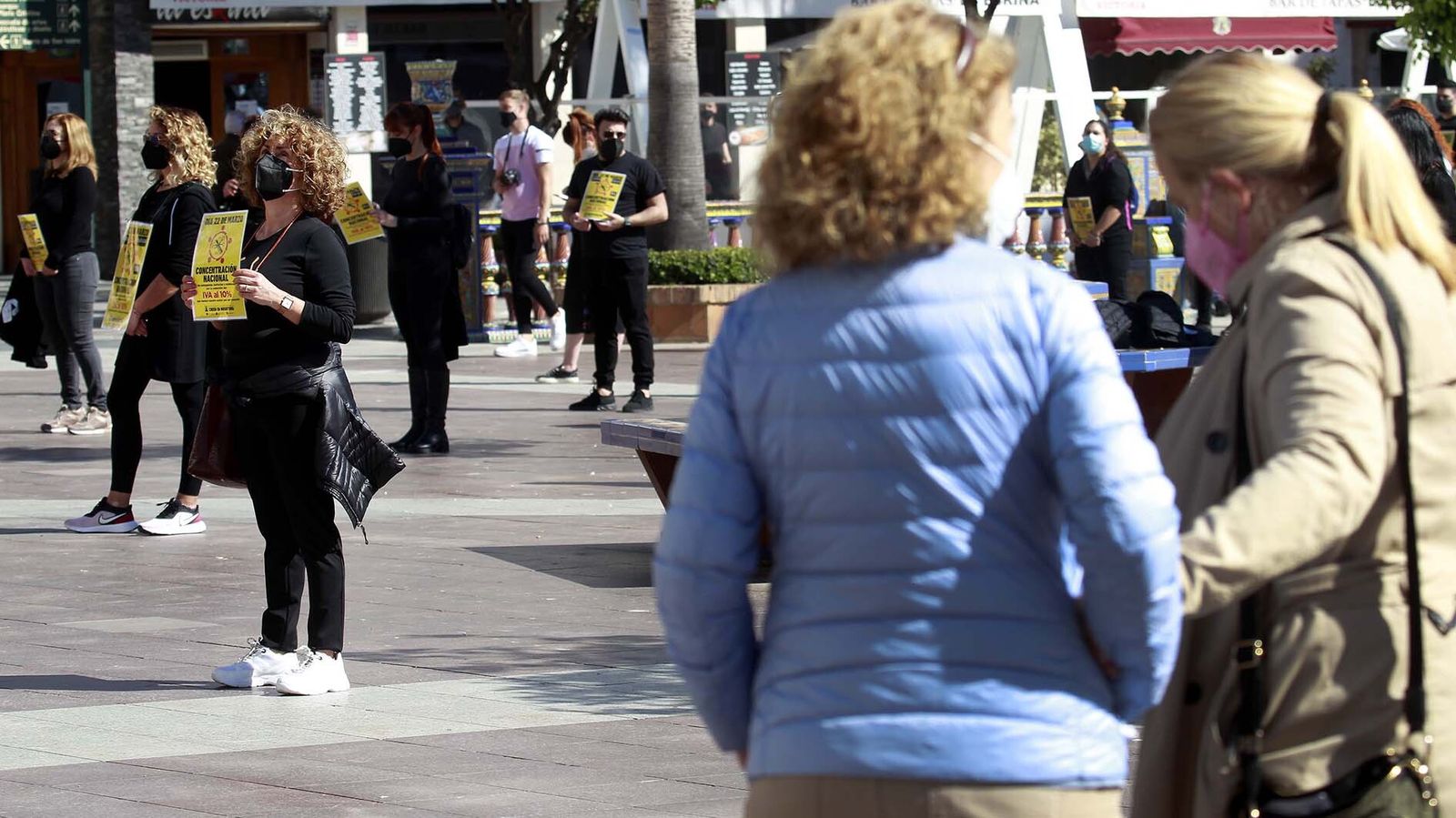 Las fotos de la protesta del sector de las peluquerías en Algeciras para exigir una bajada del IVA