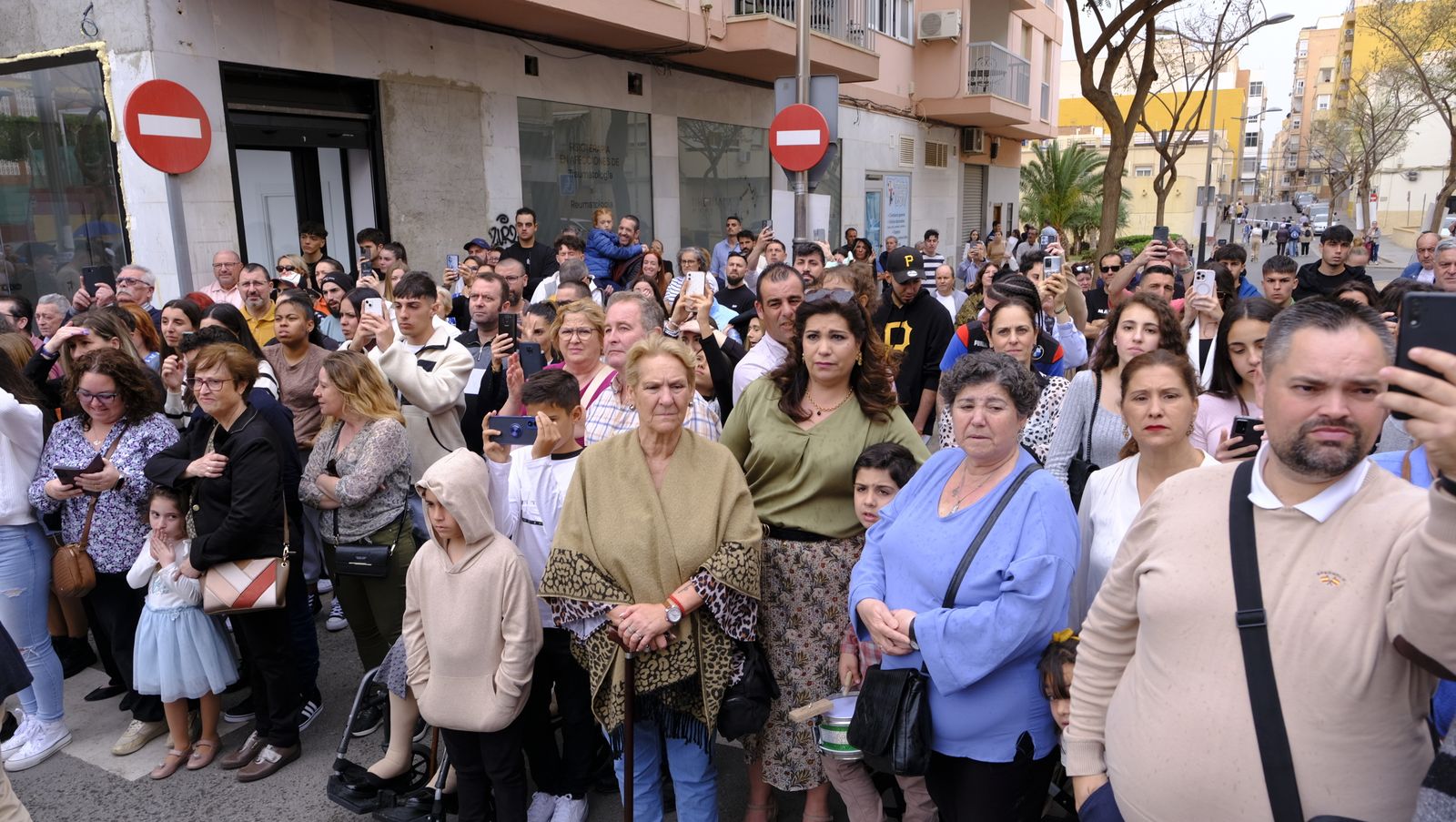 La Procesión de Los Ángeles de sobrepuso a la lluvia, en imágenes