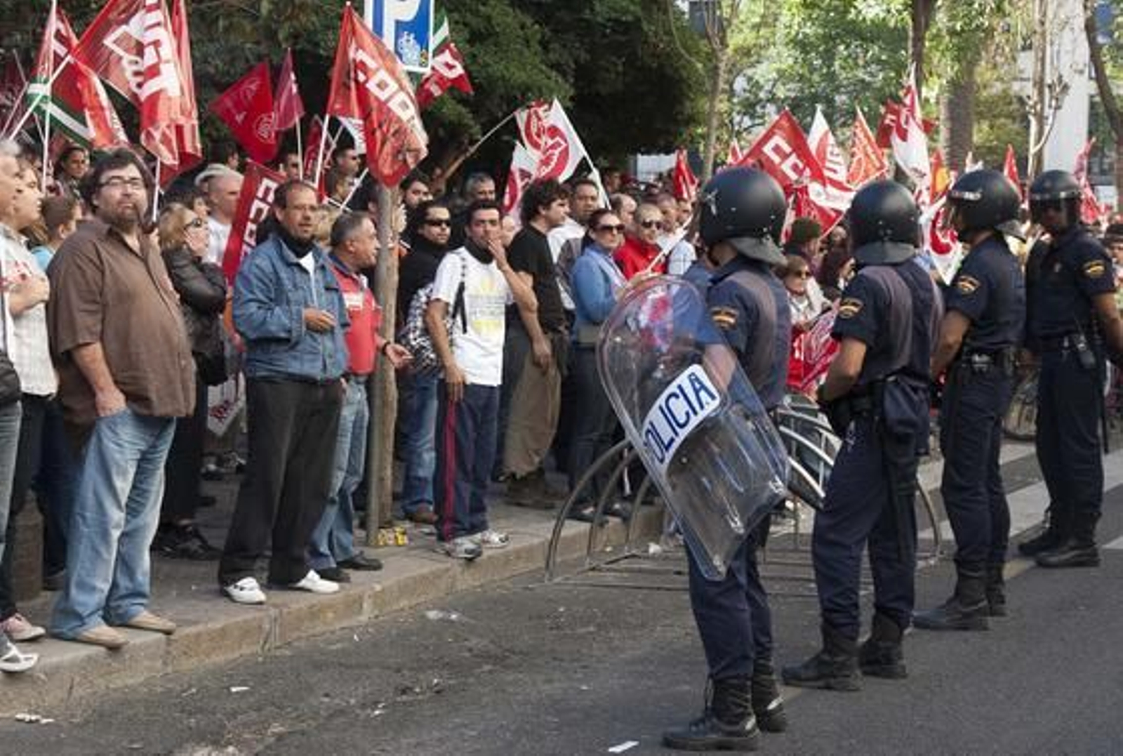 El dispositivo policial intenta controlar a los piquetes informativos que se concentran en la Plaza del Duque.

Foto: Jaime Martínez
