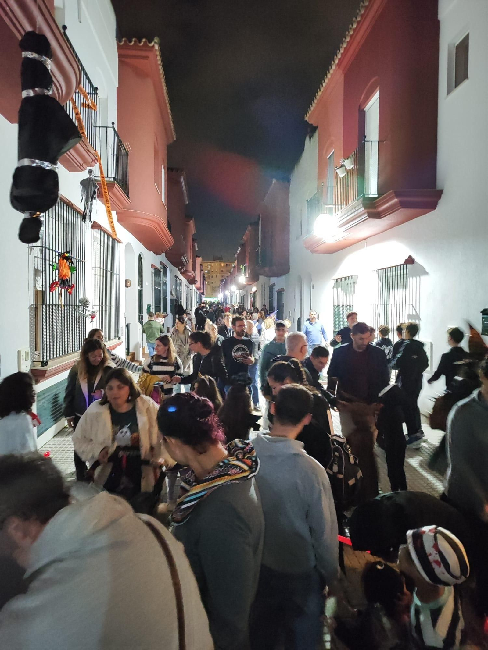 Aspecto que presentaba una calle de Camposoto en la noche de Halloween