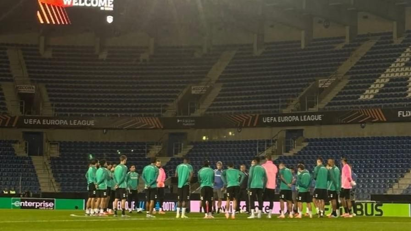 El Betis ya trabaja en el césped del estadio del Genk