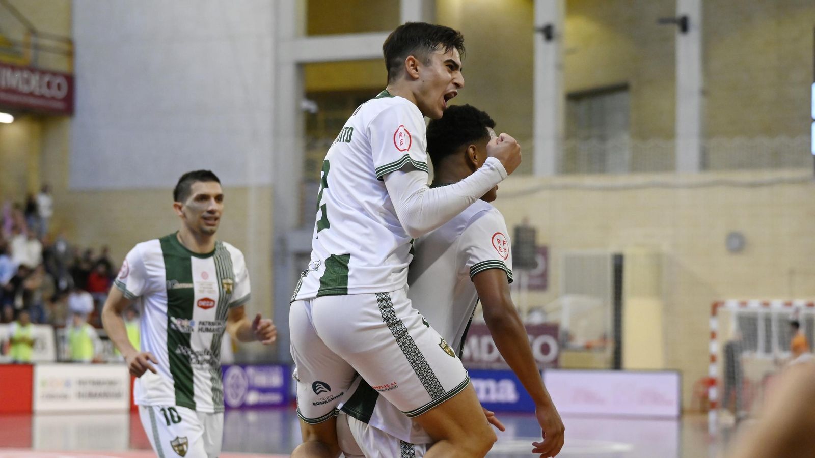 Hugo celebra con Kaué Pereira el gol del brasileño ante el Movistar Inter.