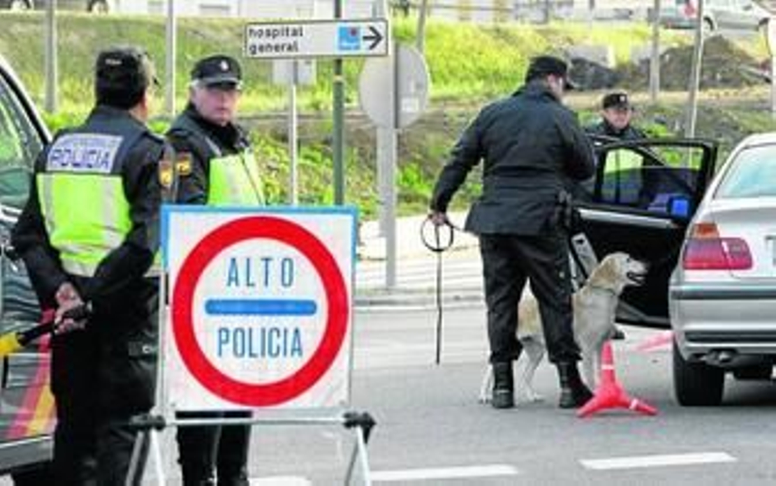 Intervención rutinaria de un grupo de agentes de la Policía Nacional.