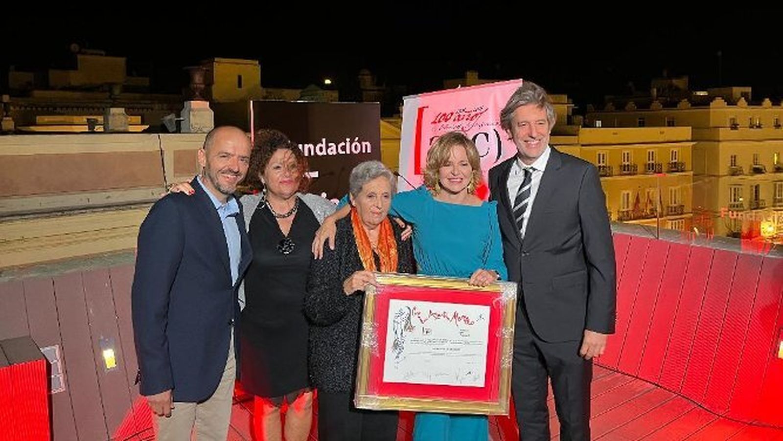 La  galardonada Almudena Ariza con su madre Ángeles Núñez, Luis Valdés y Geli y Manuel Ariza.
