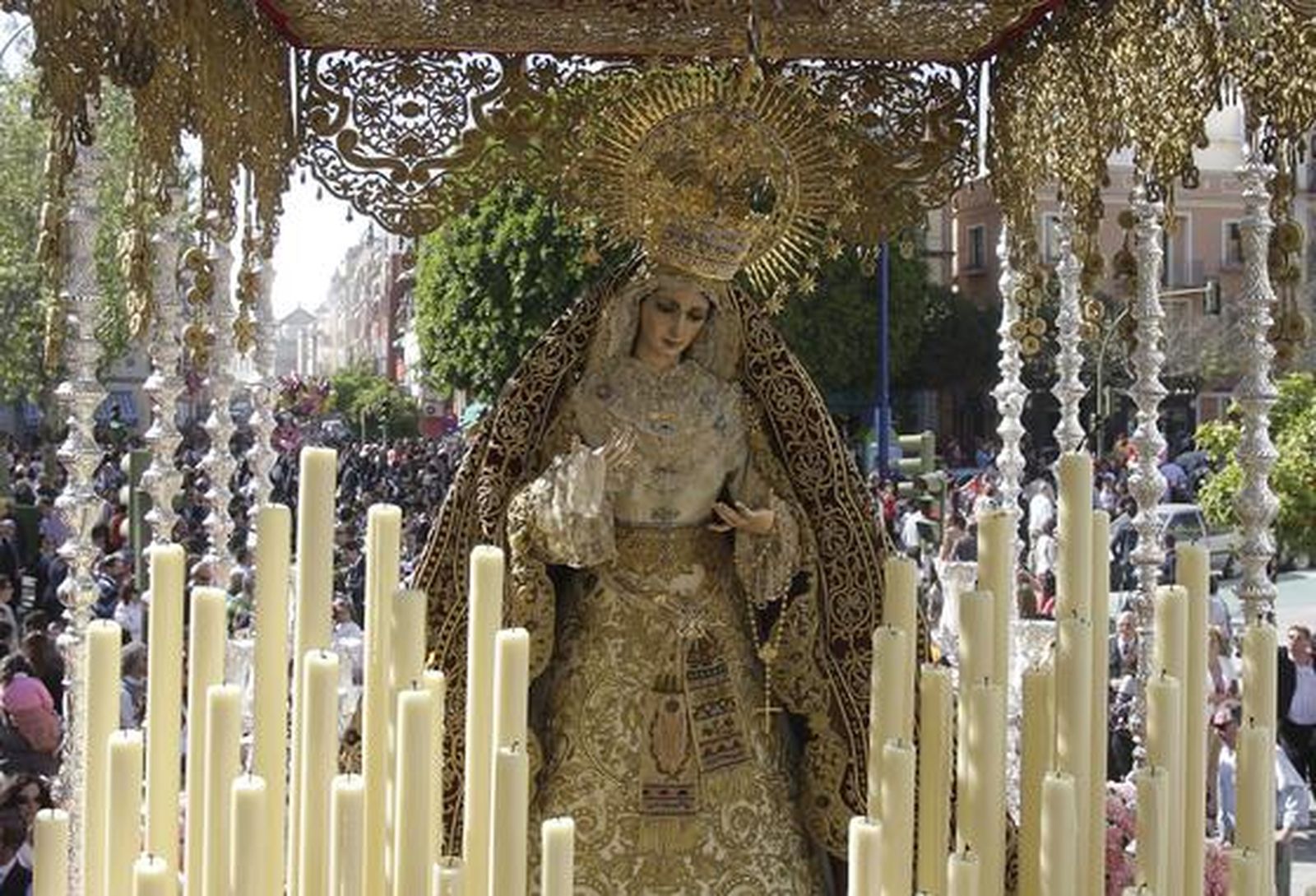 El Cachorro llena de belleza el Puente de Triana

Foto: Jose Angel Garcia