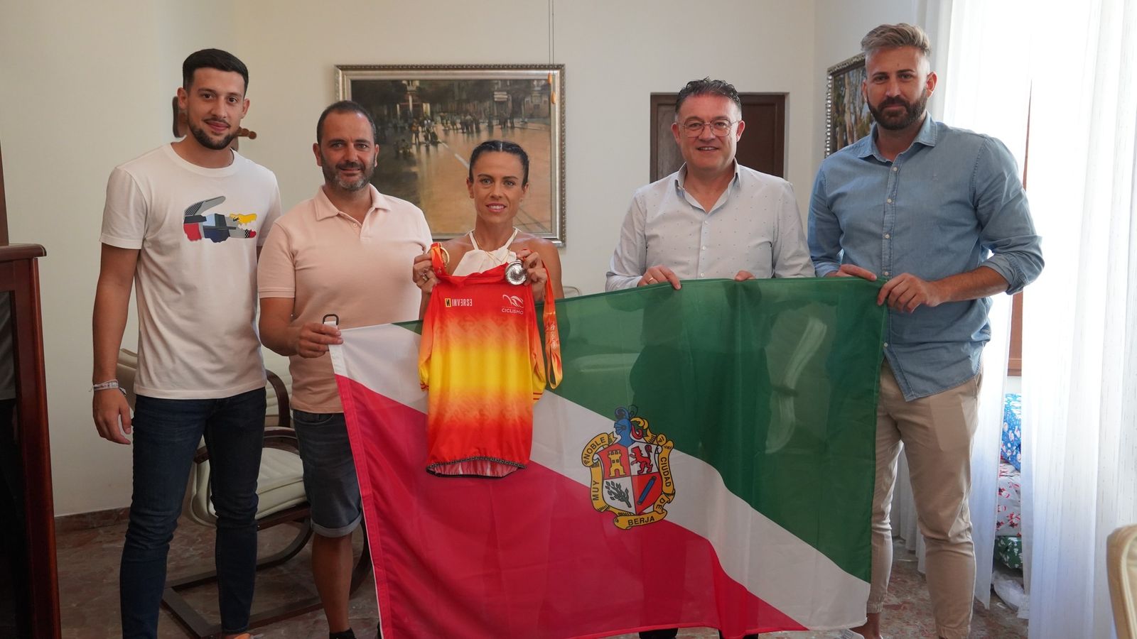 La ciclista Olga Manrique  ha sido recibida por el alcalde de Berja